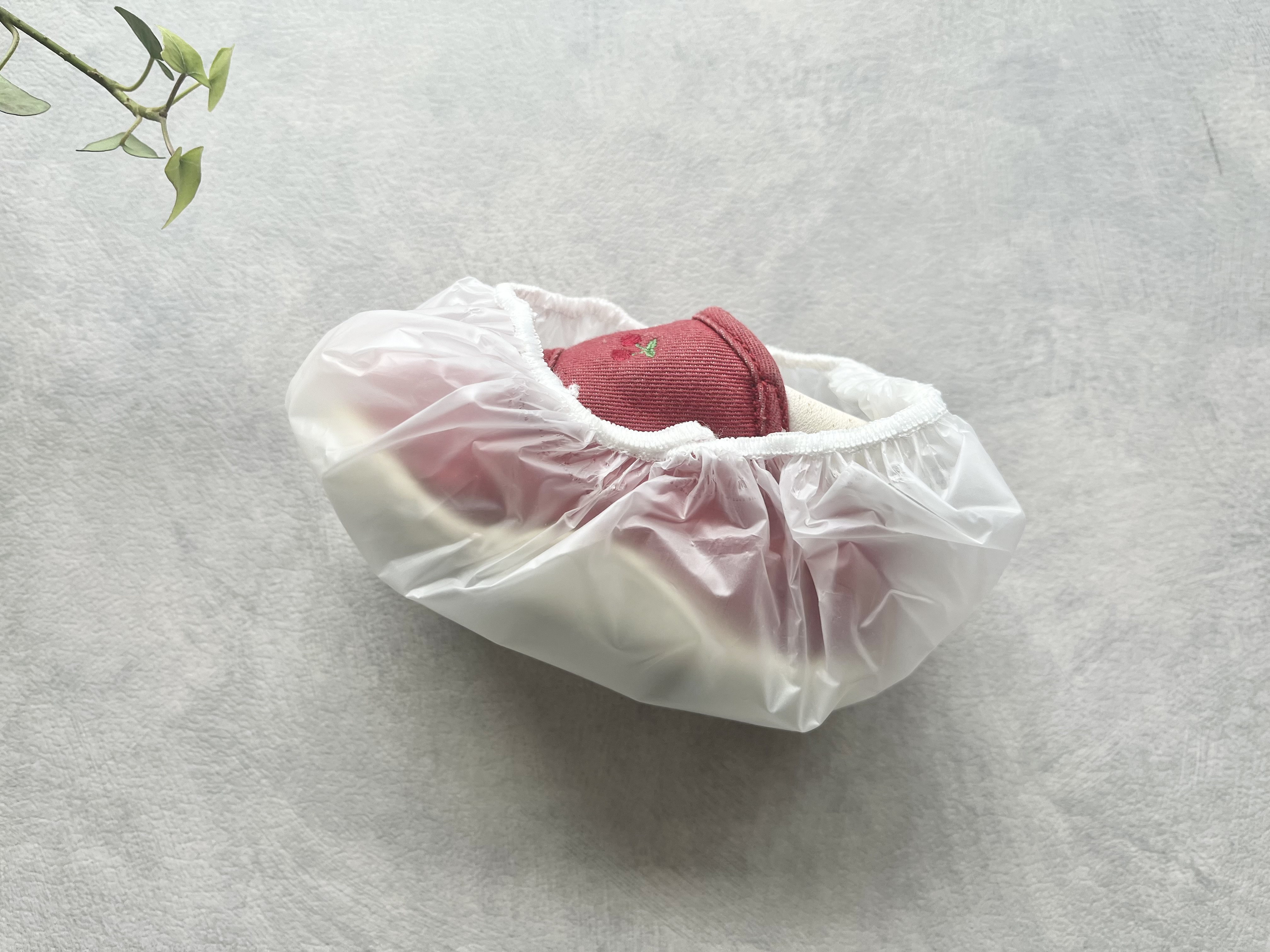 セリアの「使い捨て幼児くつカバー 6枚入」の使用画像