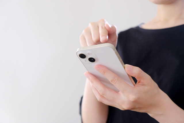 スマートフォンを持つ女性