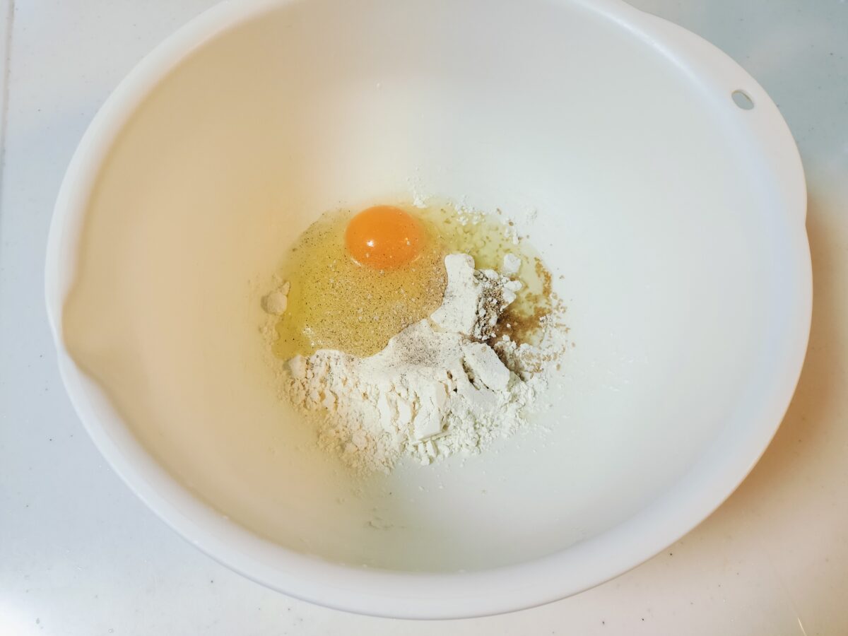 ボウルに入った小麦粉や卵
