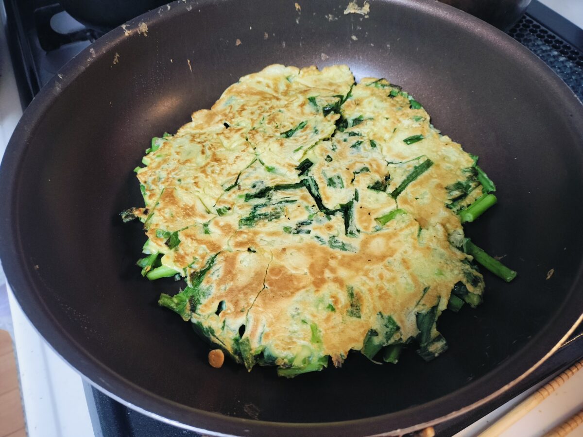 にらのチヂミを焼いている様子