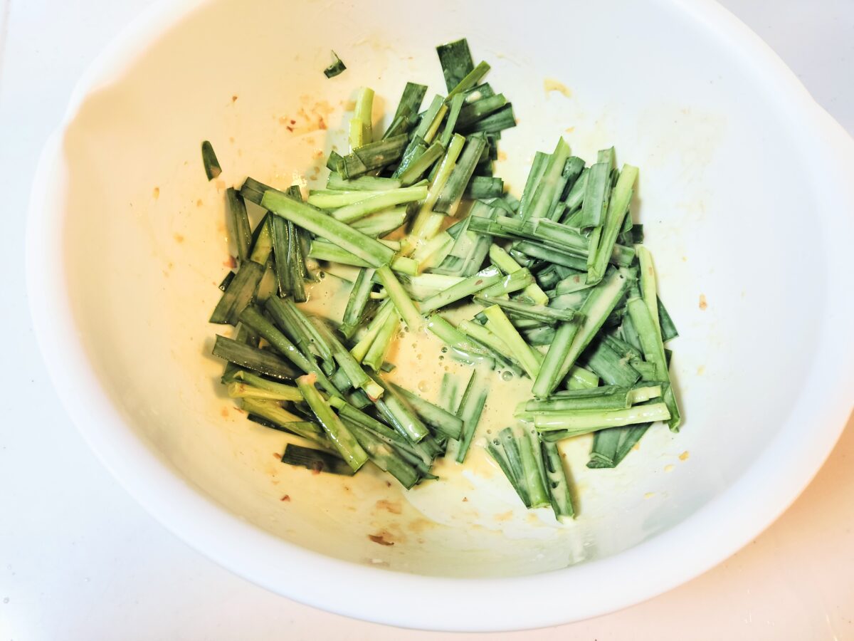 生地とにらを混ぜる