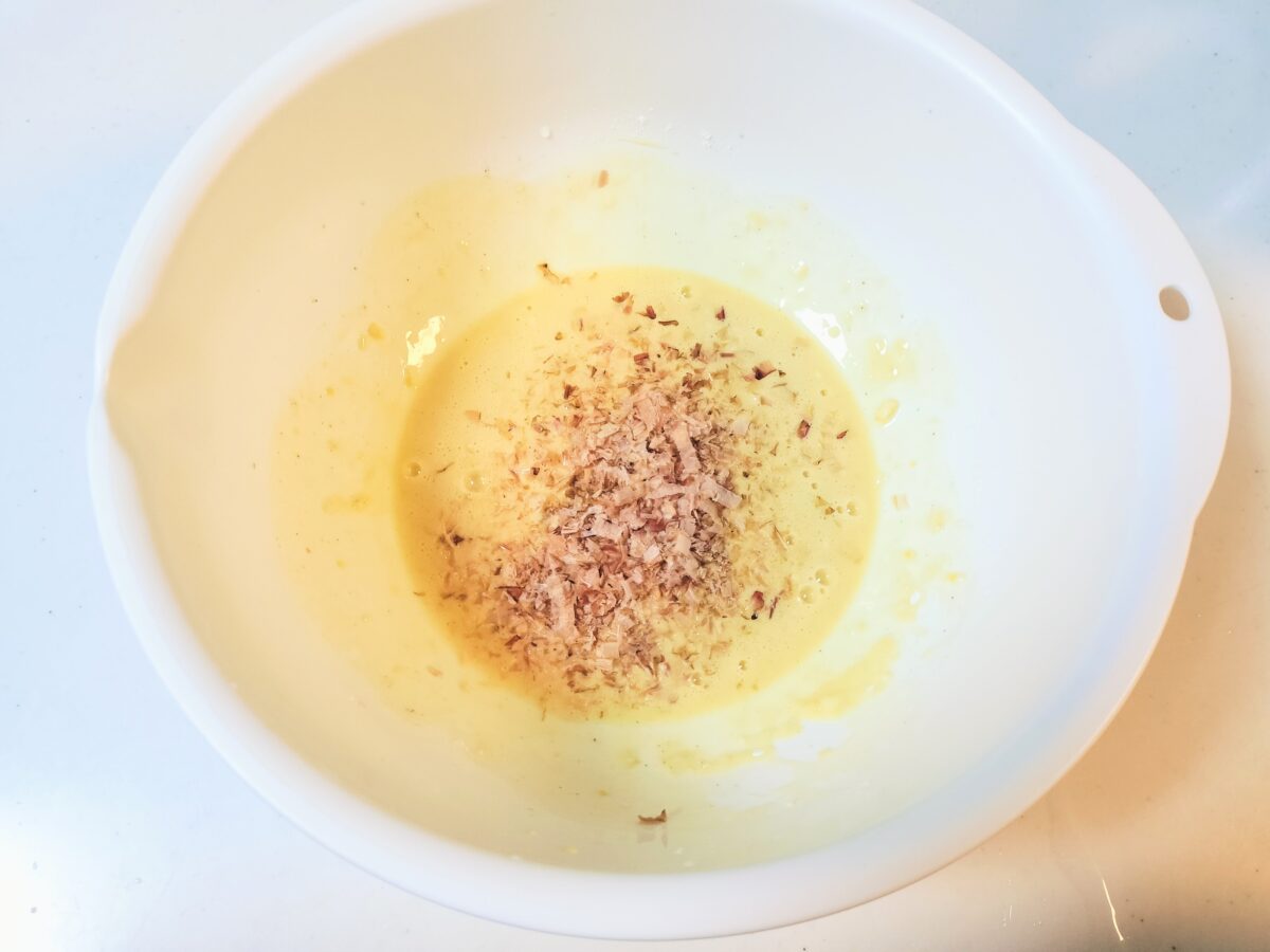 ボウルの生地にかつおぶしをいれる