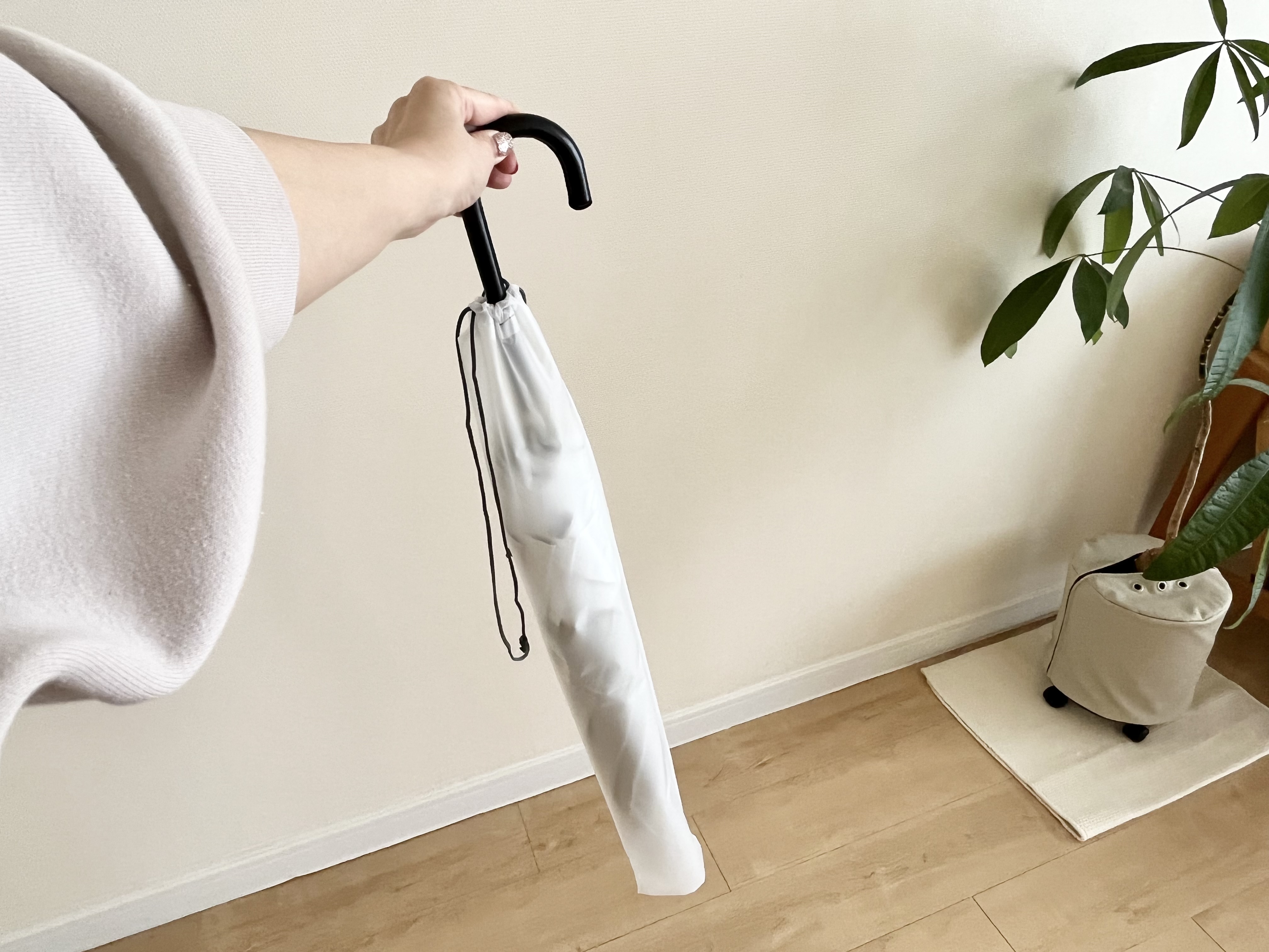セリアの「傘の肩掛けカバー」の使用画像