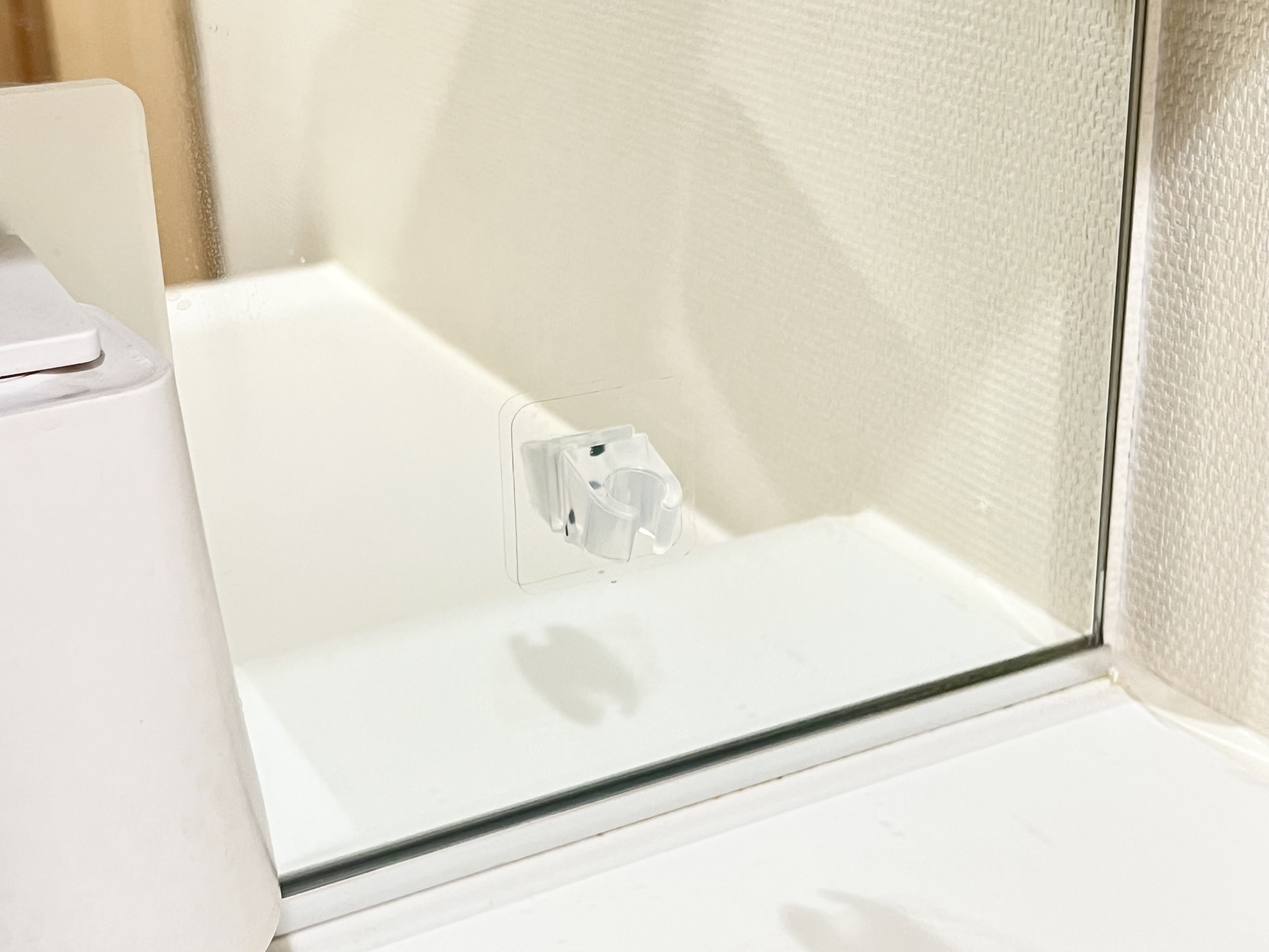 セリアの「フィルムシート 歯ブラシホルダー斜め置きタイプ」の使用画像