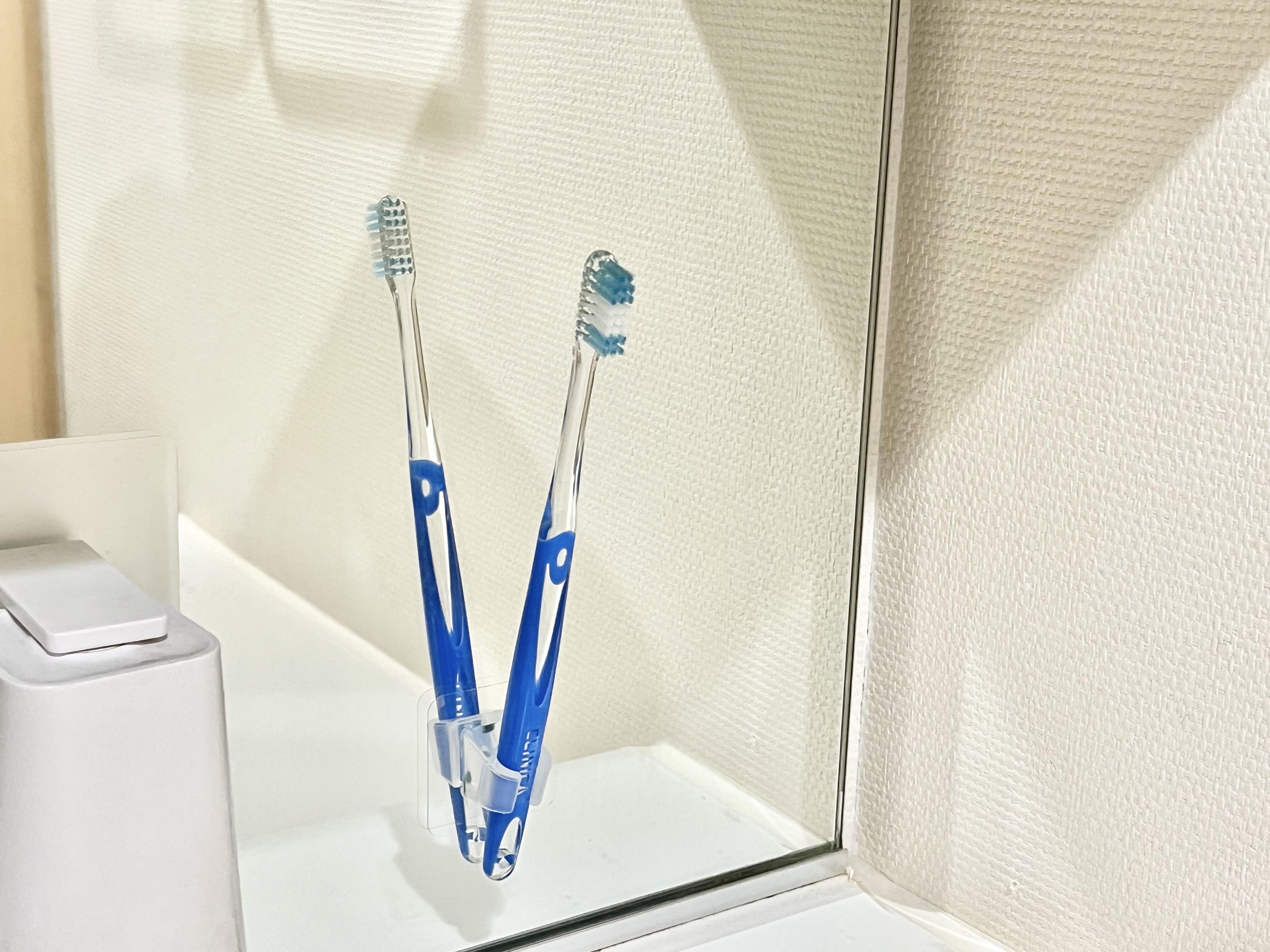 セリアの「フィルムシート 歯ブラシホルダー斜め置きタイプ」の使用画像