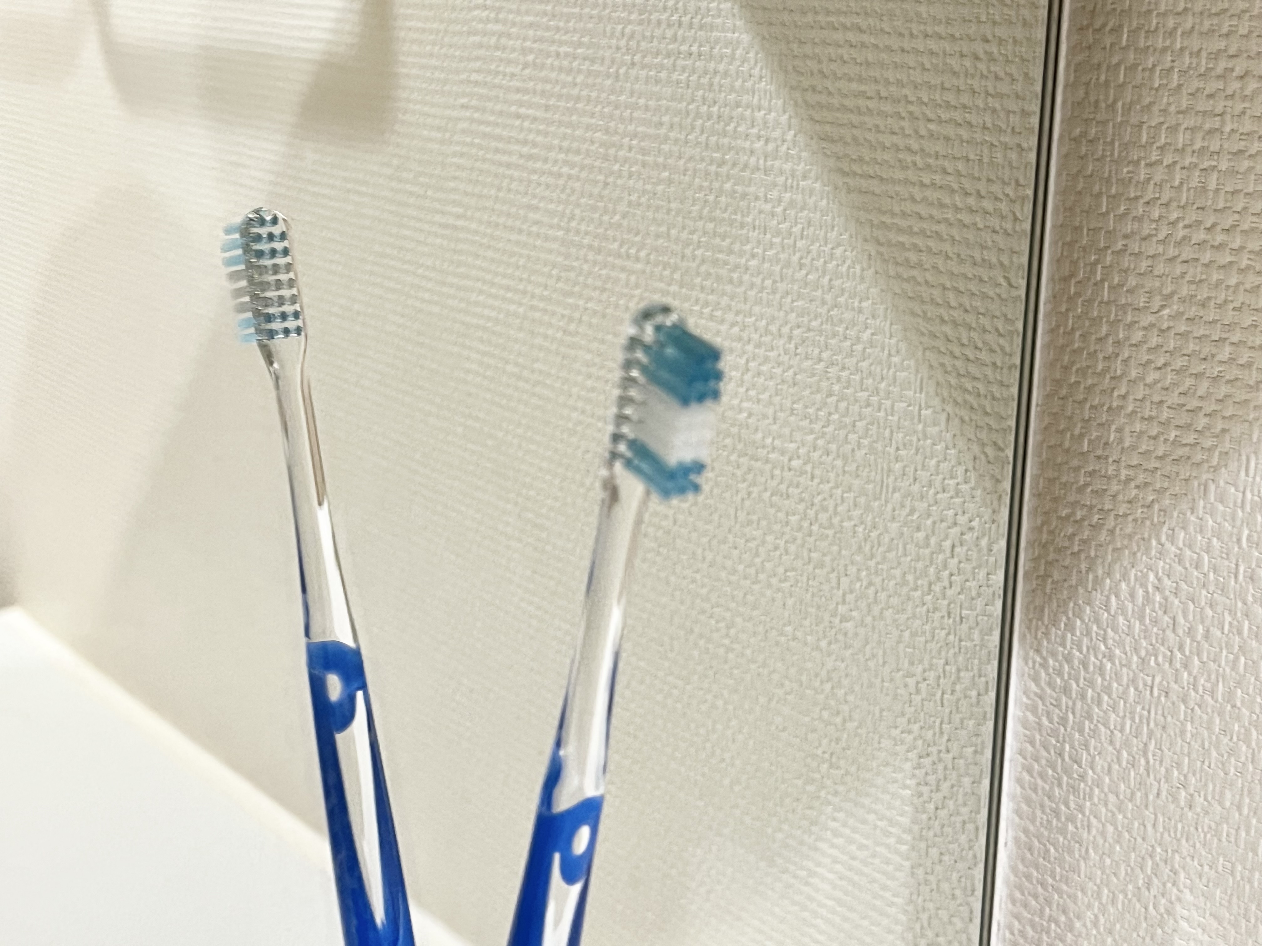 セリア「フィルムシート 歯ブラシホルダー斜め置きタイプ」の使用画像