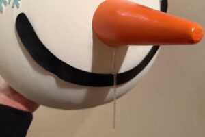 接着失敗により鼻水を垂らした雪だるまが誕生