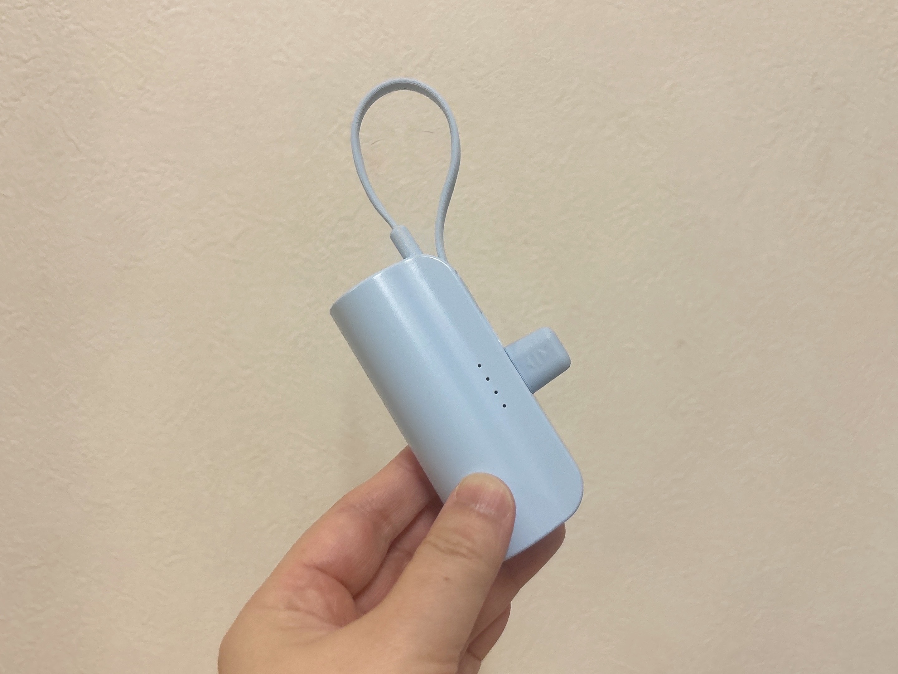 ダイソーモバイルバッテリーを持っている様子