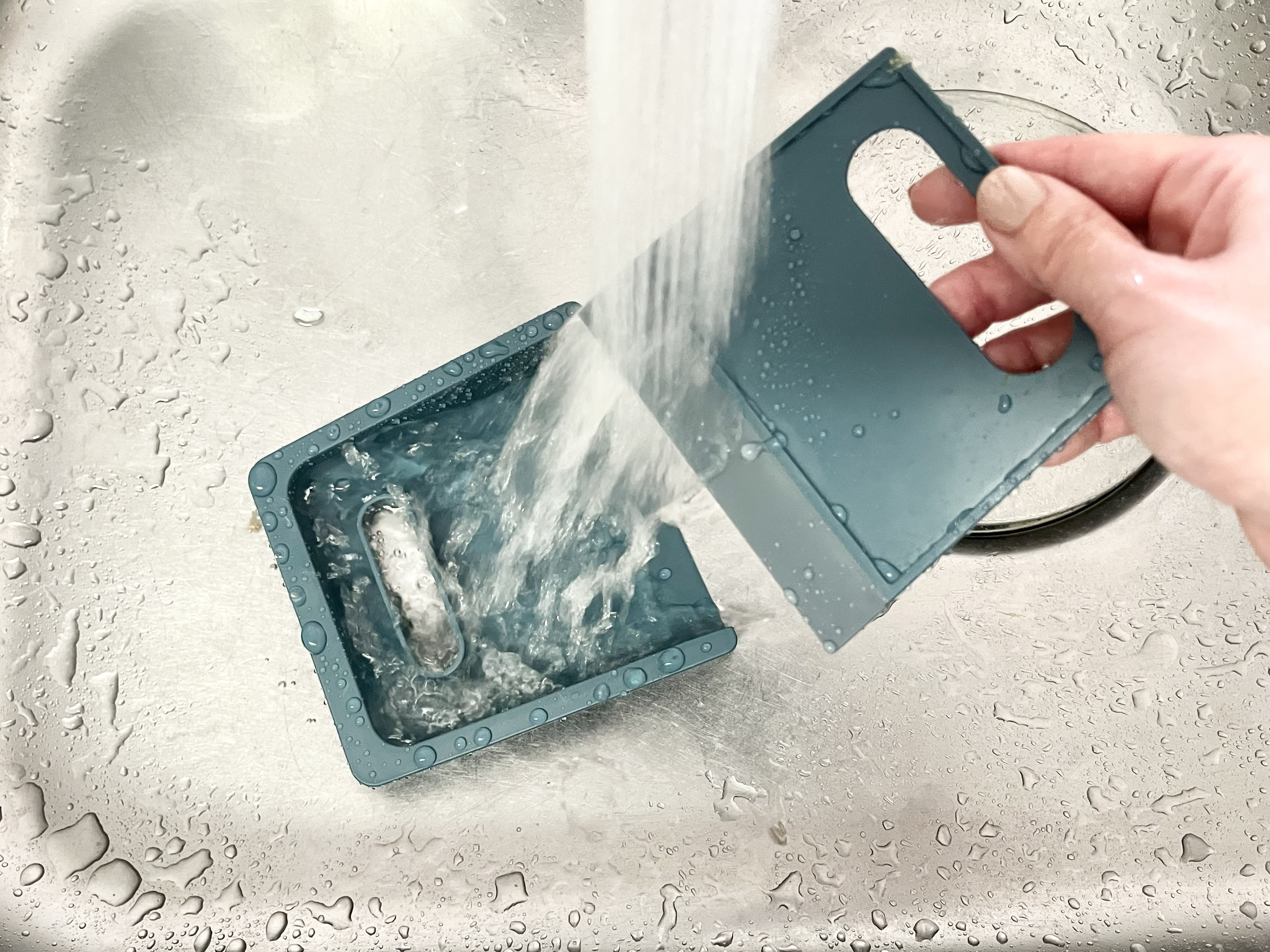 ダイソーの「ちりとりマルチワイパー」の使用画像