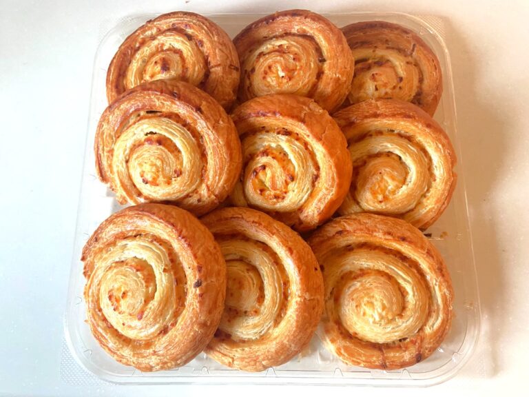 【コストコ】焼くと劇的に旨い！「チーズオニオンスワール」は買わなきゃもったいない絶品新作パン