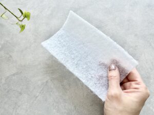 【ダイソー】「もう普通のたわしには戻れない」100均マニアが何度もリピ！家中で使える便利な『シートたわし』