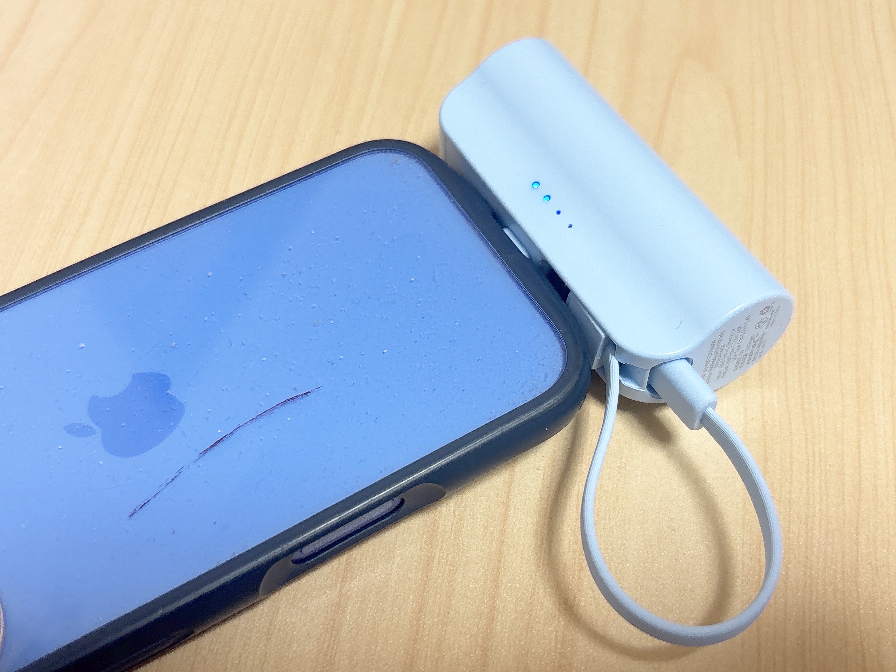 ダイソーモバイルバッテリーをiPhoneに差込で充電している様子