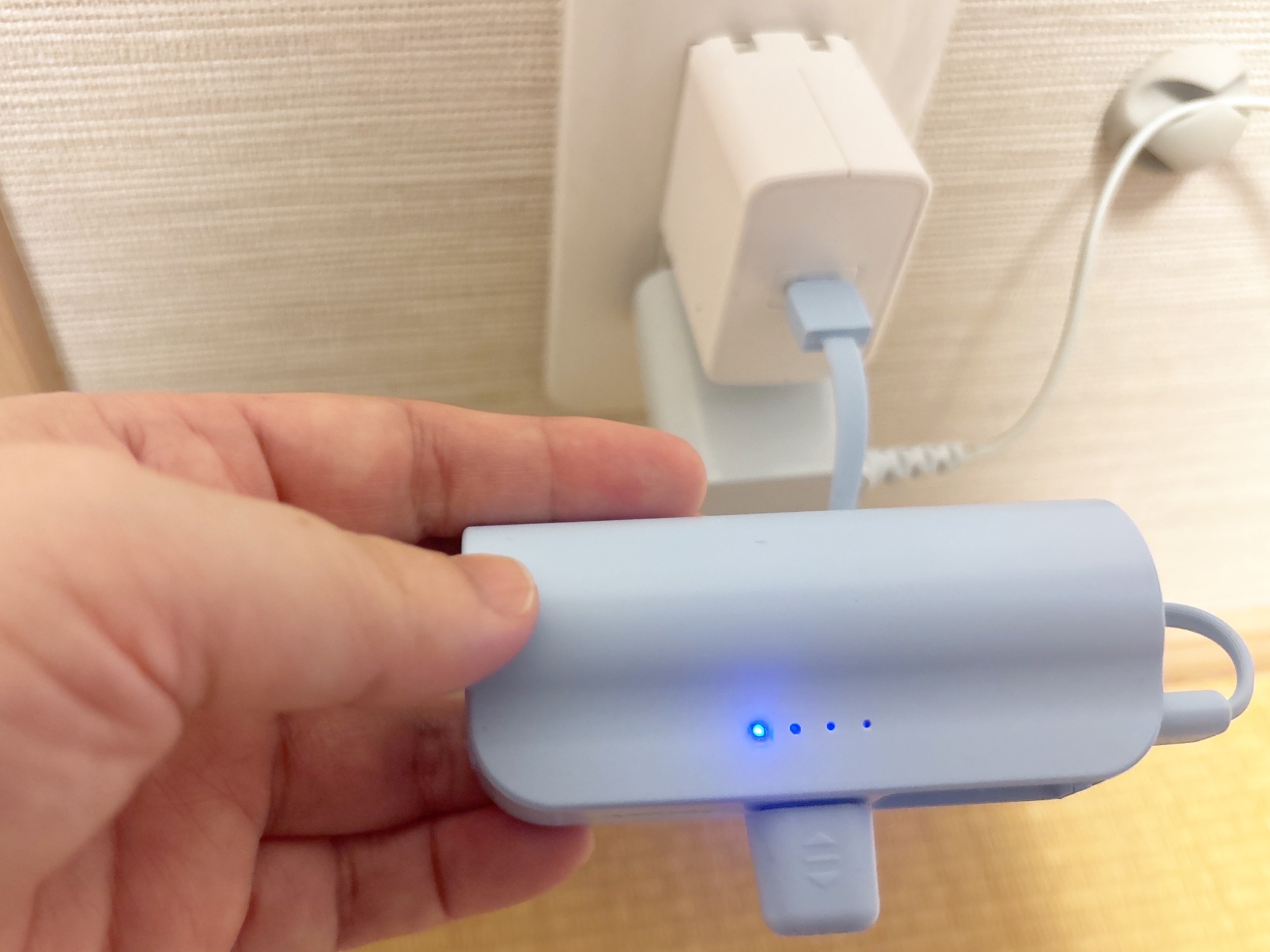 モバイルバッテリーを充電している様子