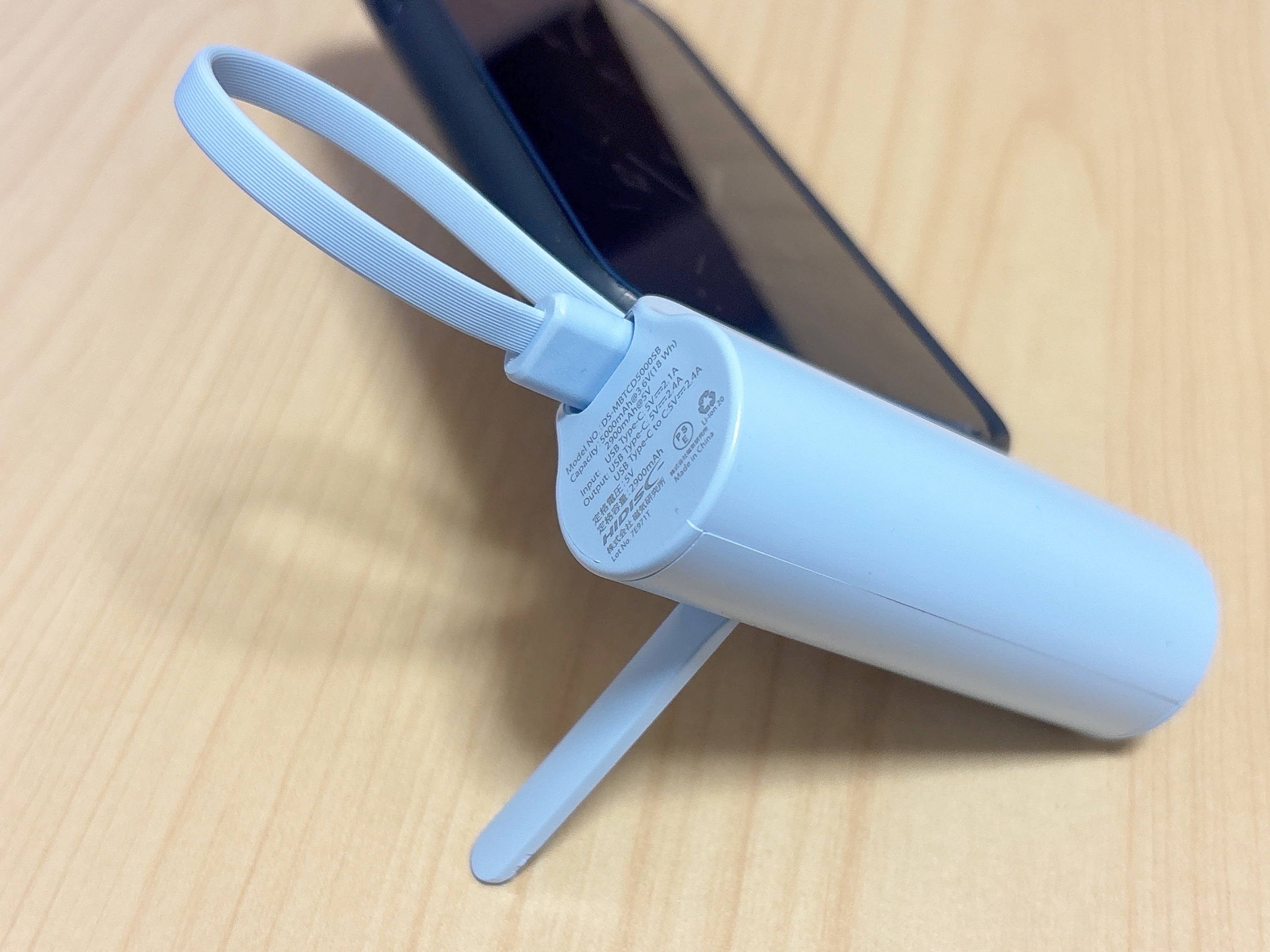 ダイソーモバイルバッテリーを充電しながらスタンドとして使っている様子