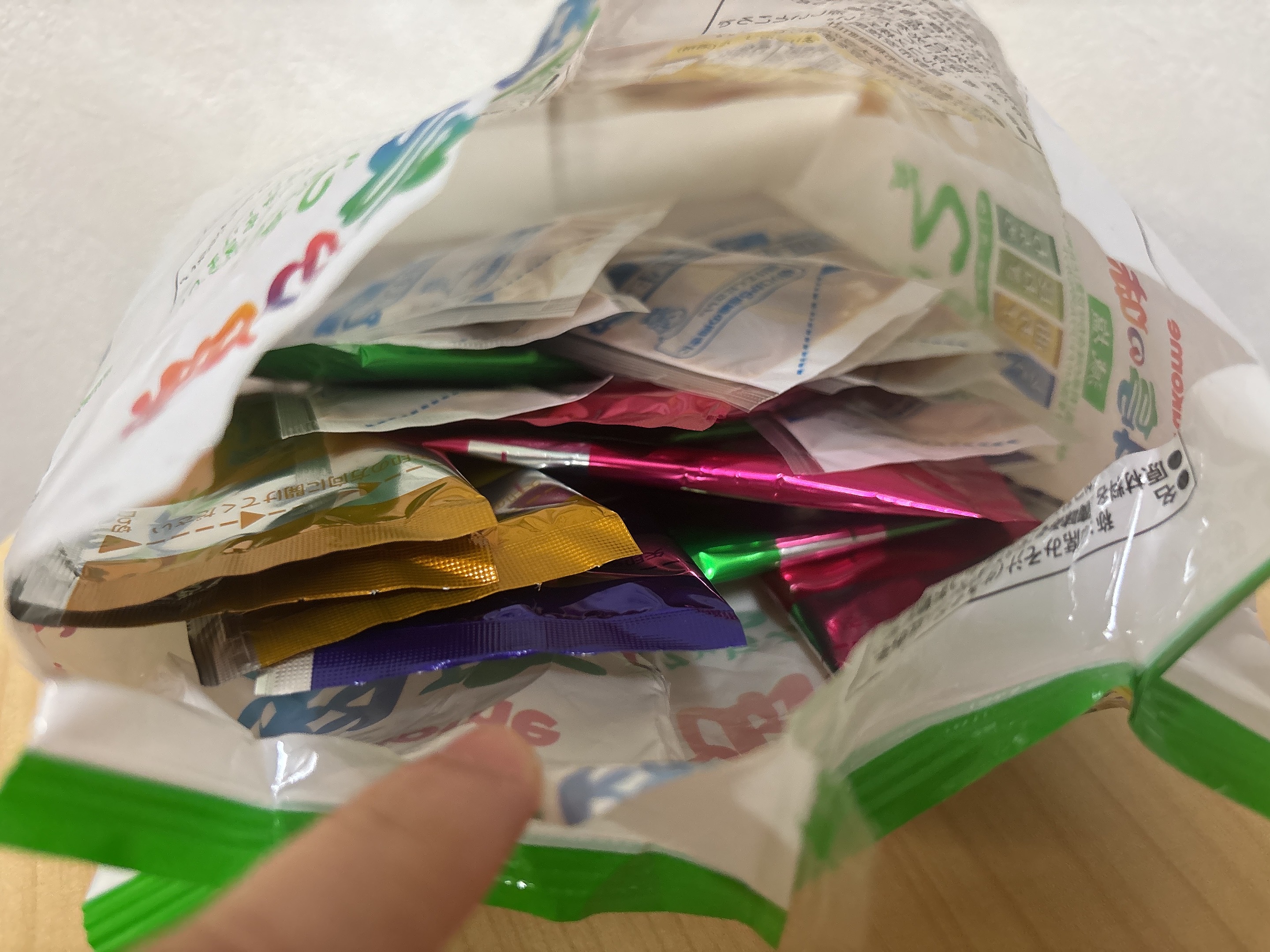 即席味噌汁が袋の中でごちゃごちゃしている