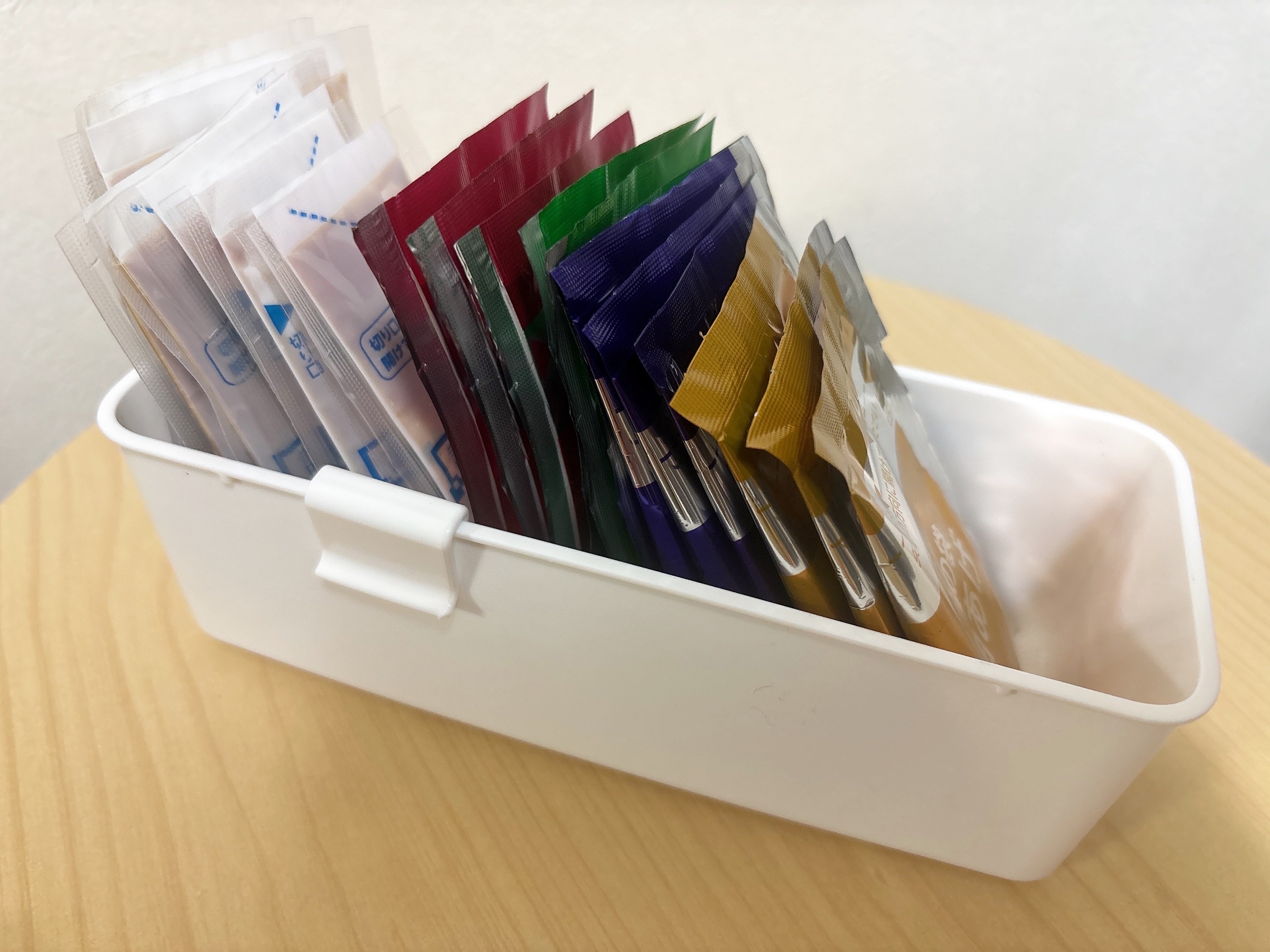 ストッカーに即席味噌汁を綺麗にわけて収納