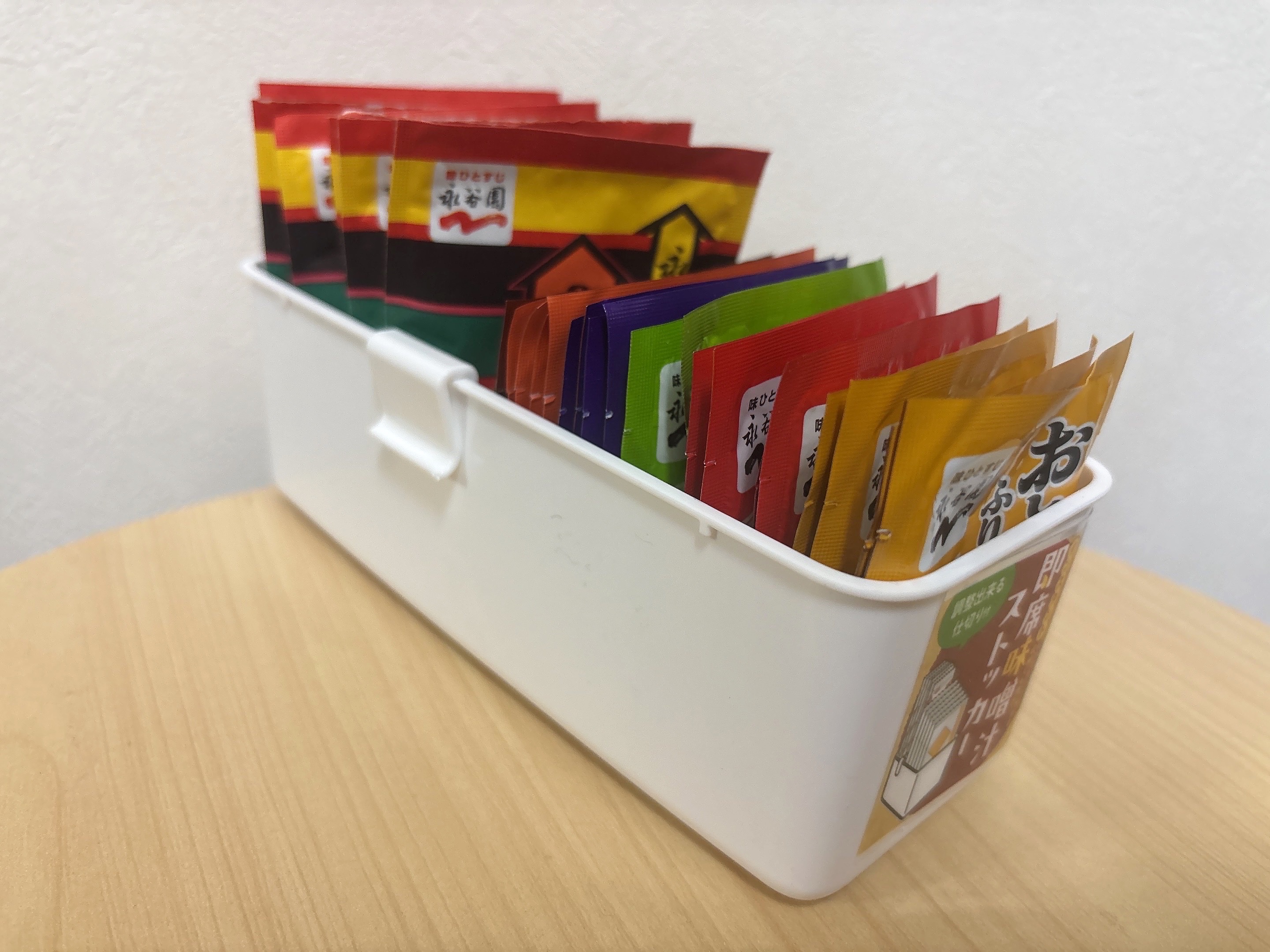 即席味噌汁ストッカーにふりかけとお茶漬けを収納