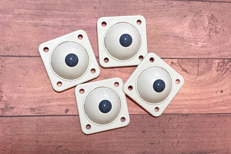 整理収納のプロが文句なしで推せる神グッズ！ダイソー「貼るだけキャスター」が便利すぎる