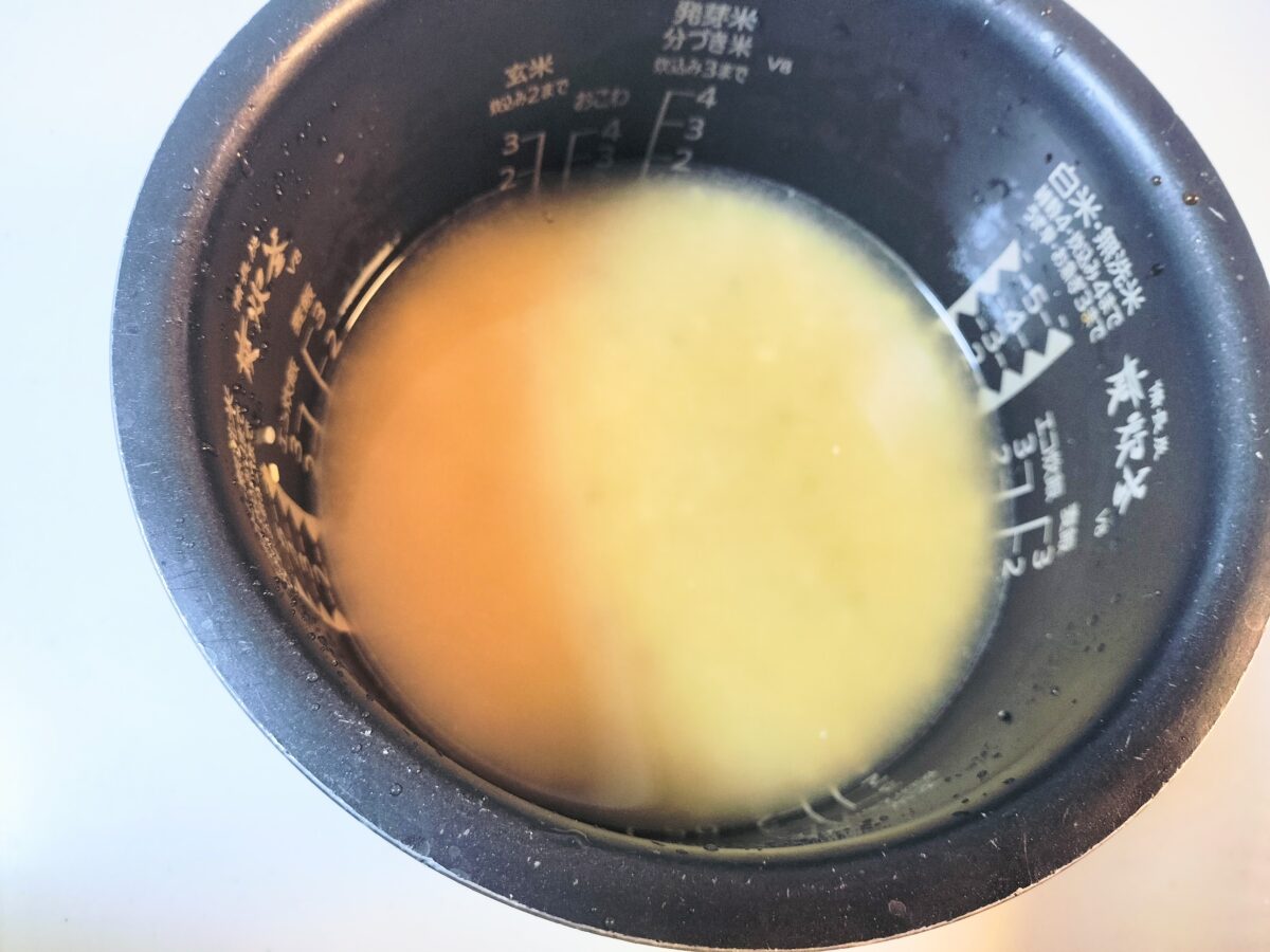 出汁やお醤油をいれたお米