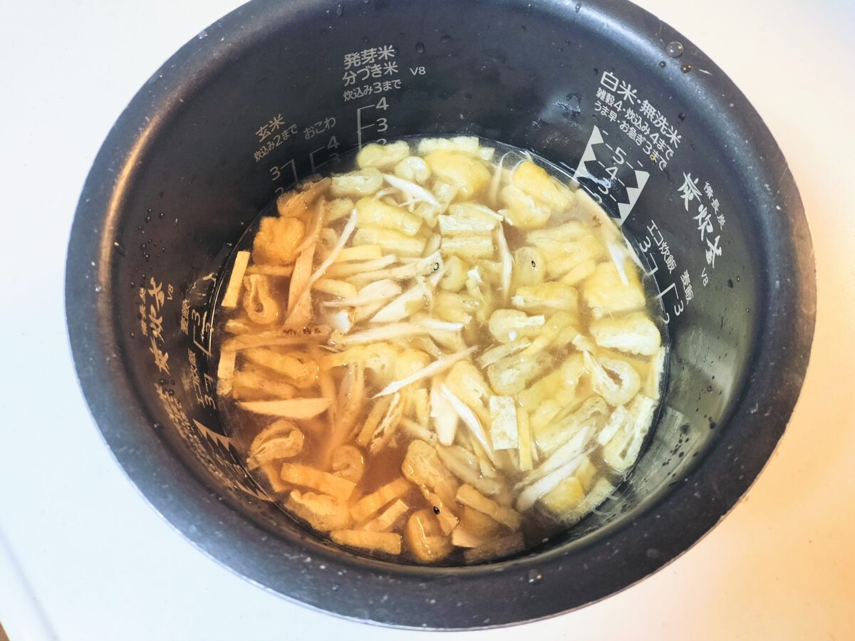 調味料と新ごぼうと油揚げをいれたご飯