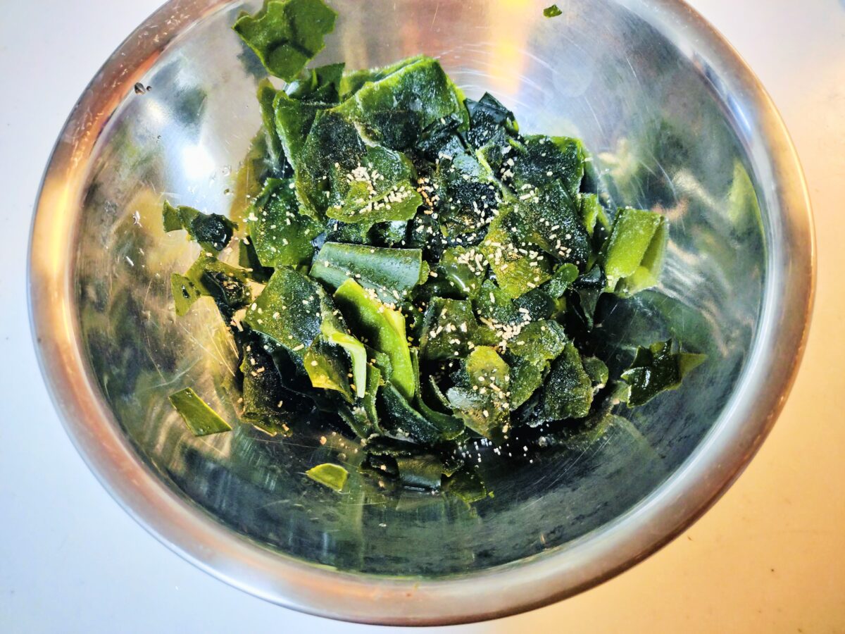 調味料をいれてあえるわかめ