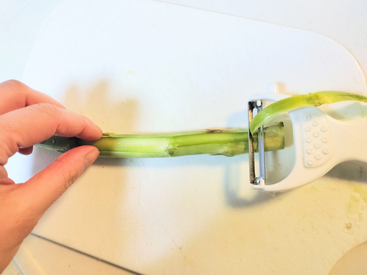アスパラガスの皮を剥く