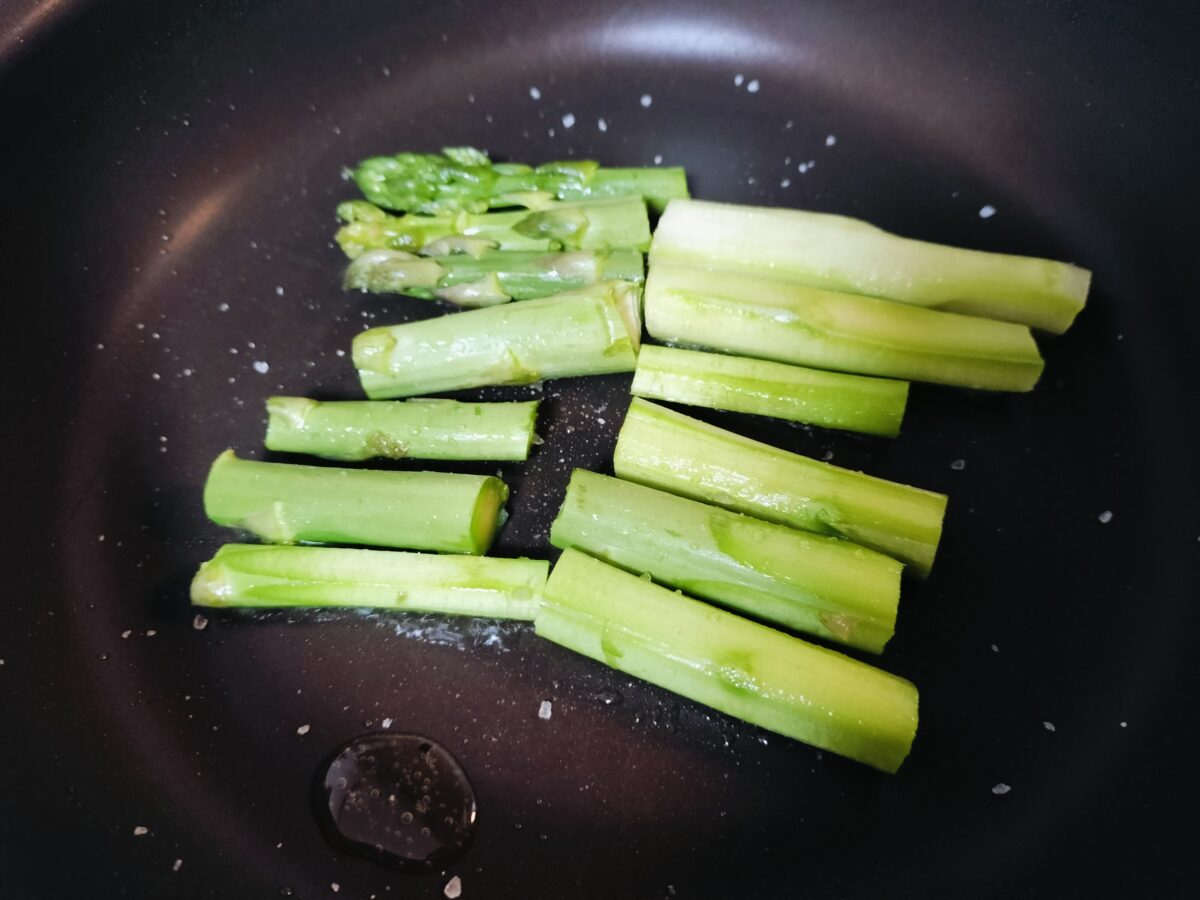 アスパラガスを焼いている状態