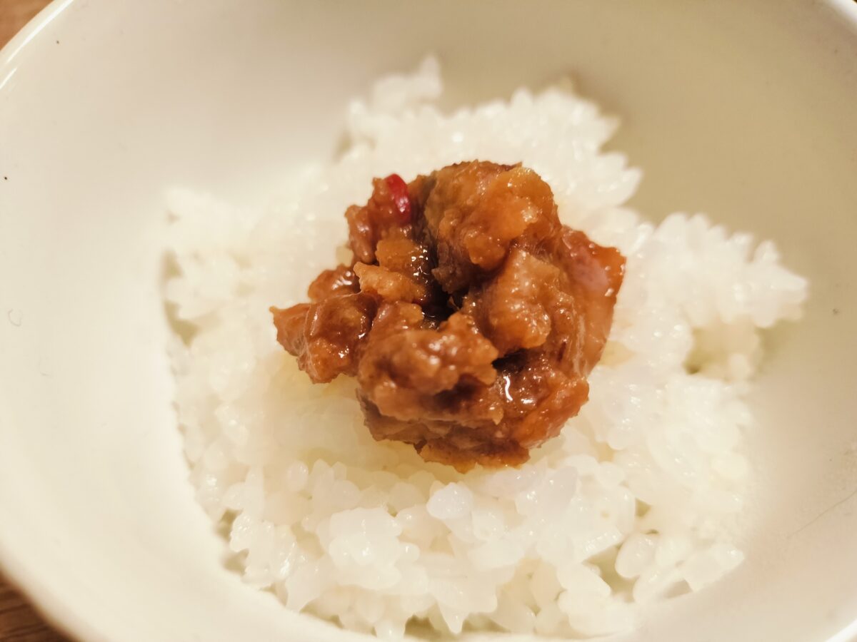 牡蠣のXO醤をごはんにのせた様子