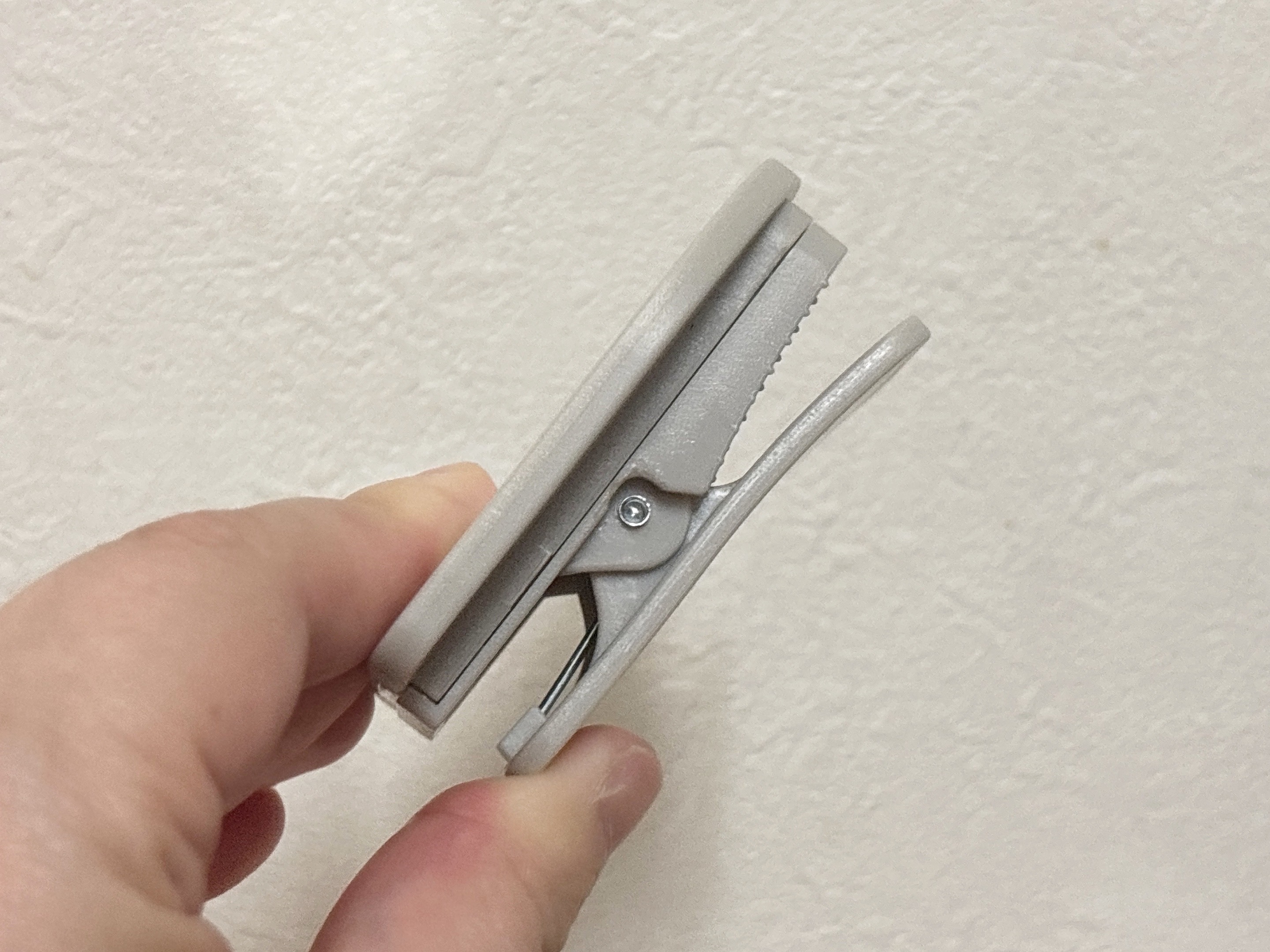 セリアのスライド式クリップミラーのクリップを開いている