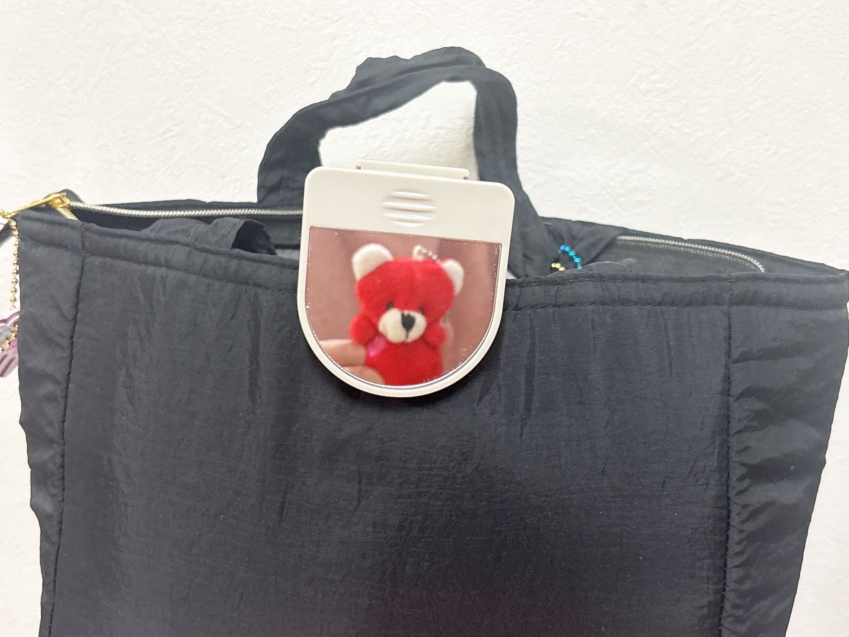 スライド式クリップミラーをバッグにはさんでいるところ