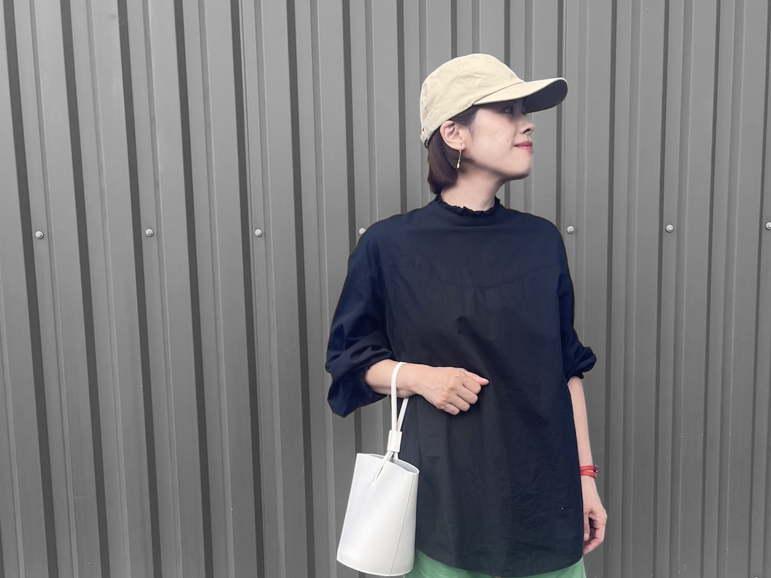 黒ブラウスとキャップ