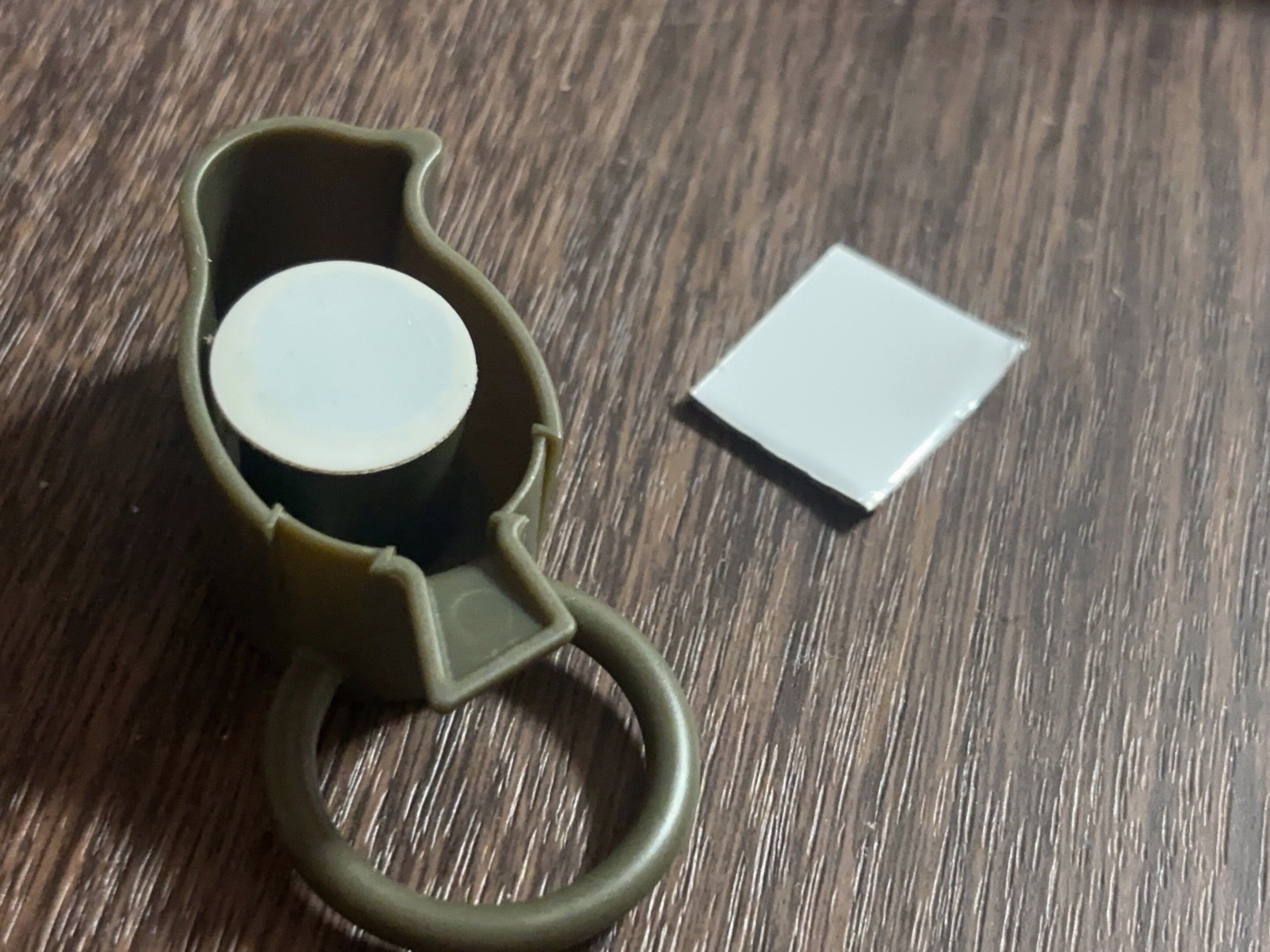 ダイソー磁石がくっつくスチールタイル