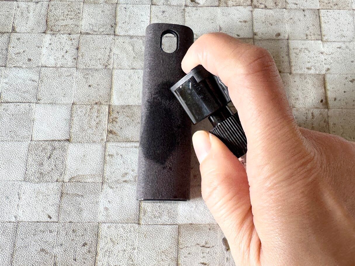 クロスに洗剤を吹き付ける