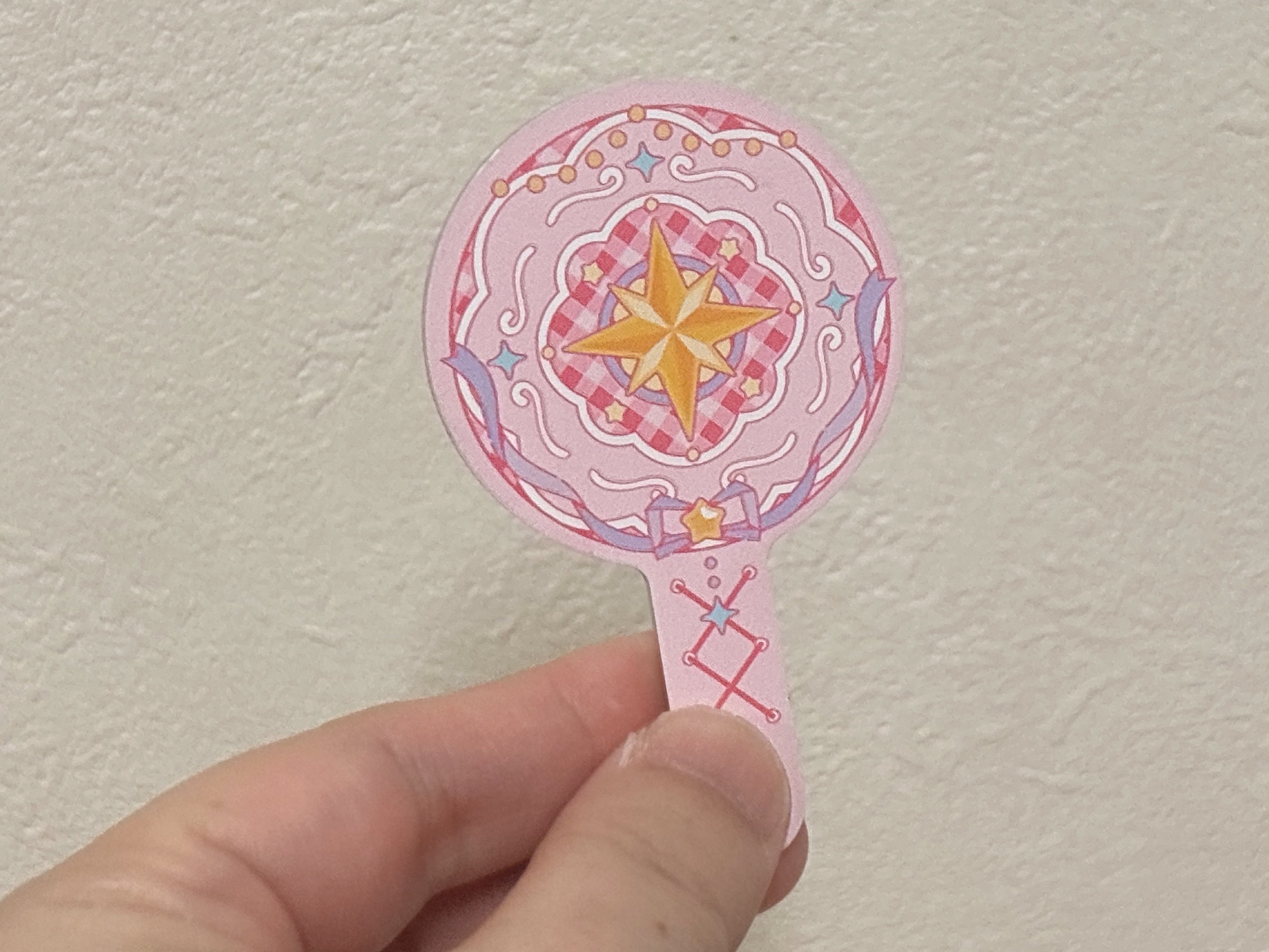 セリアのアクリルミラーマジカル柄を持った画像