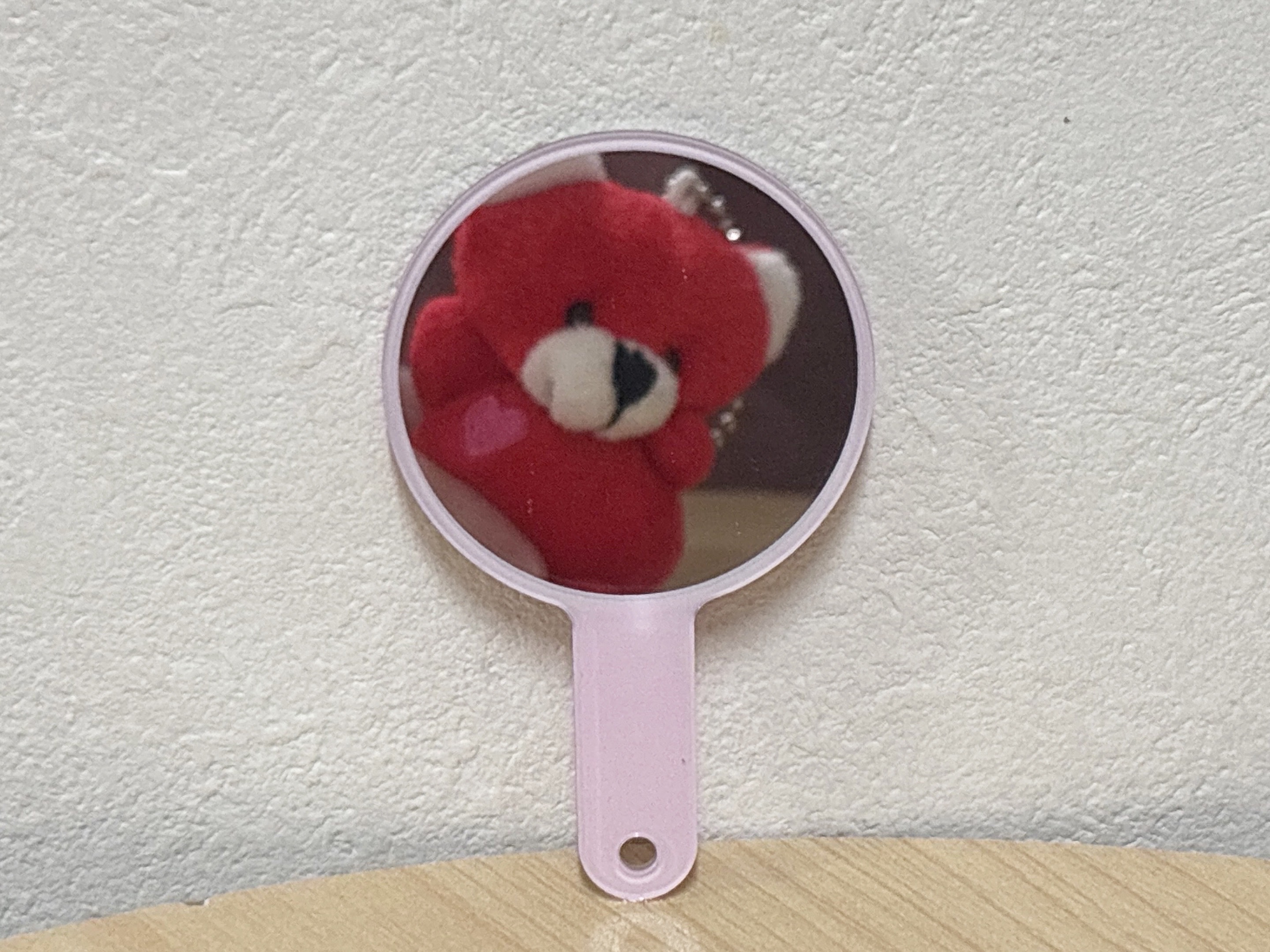 セリアアクリルミラーマジカル柄にクマのぬいぐるみを映した