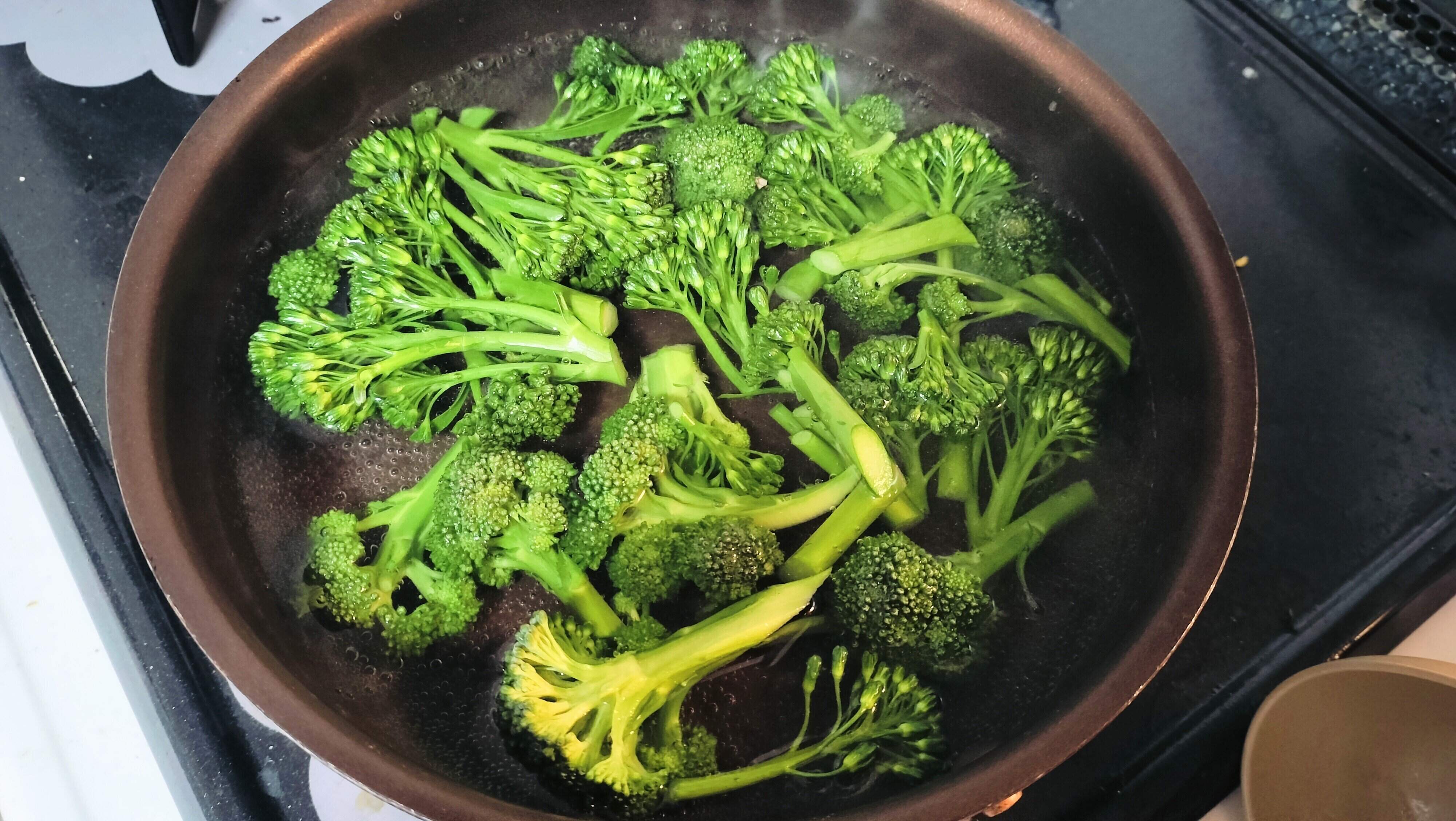 ブロッコリーを茹でる