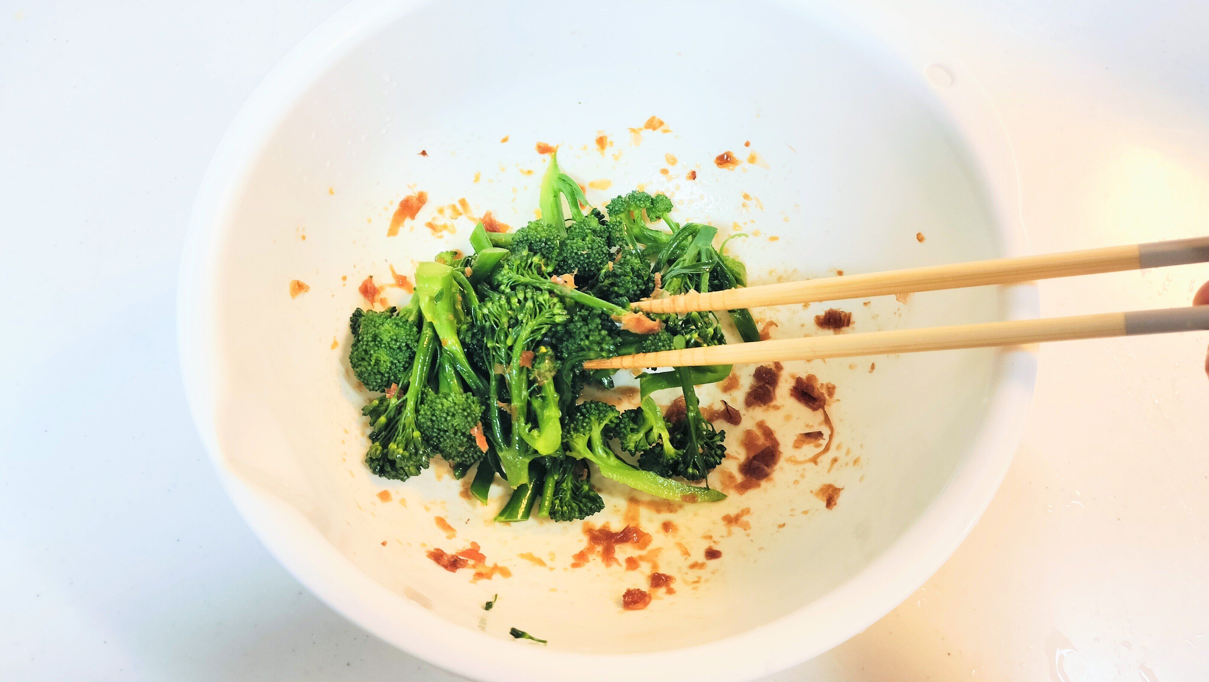 調味料とあえるブロッコリー