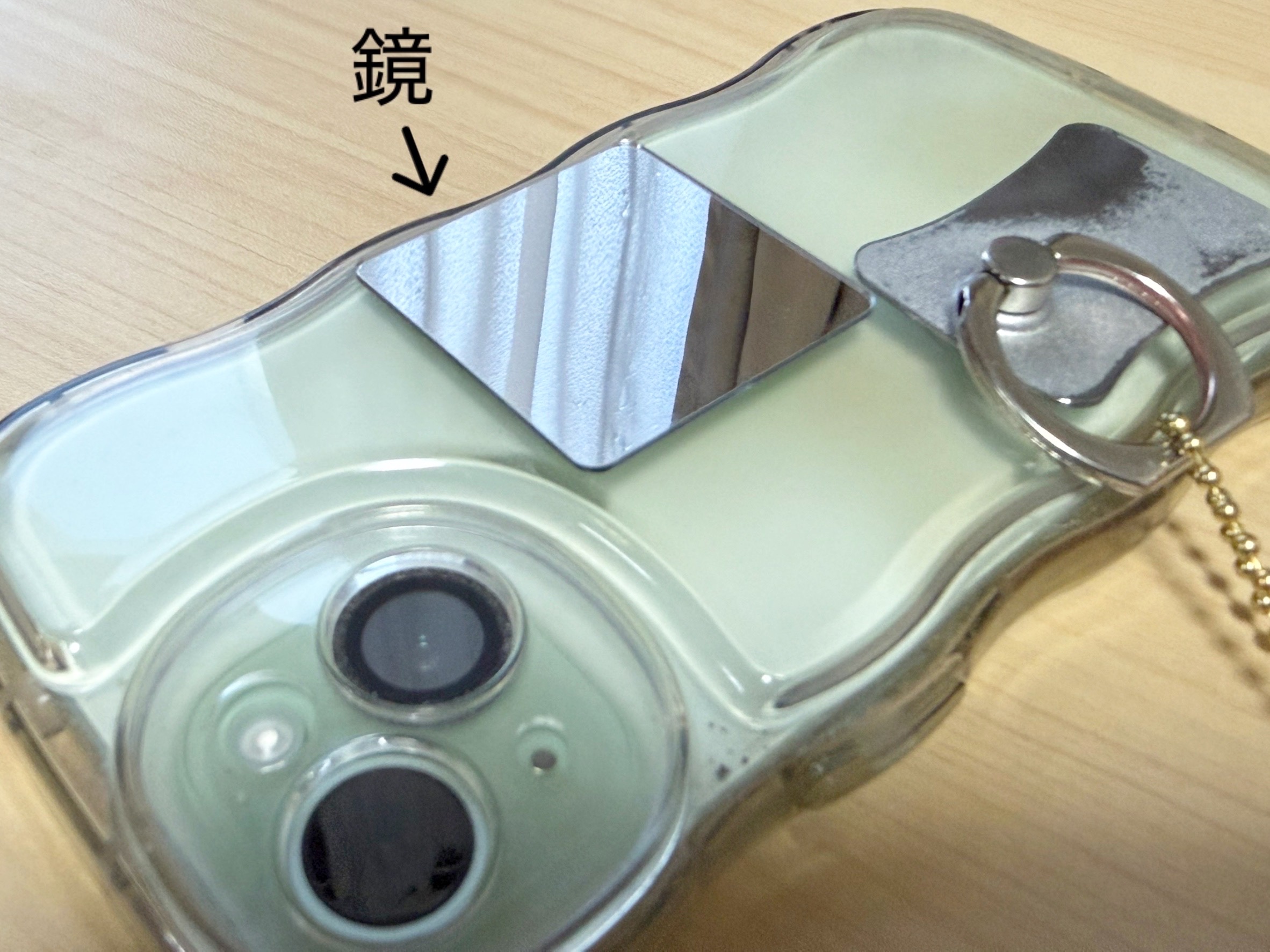 ミラーシートをスマホケースにつけた画像