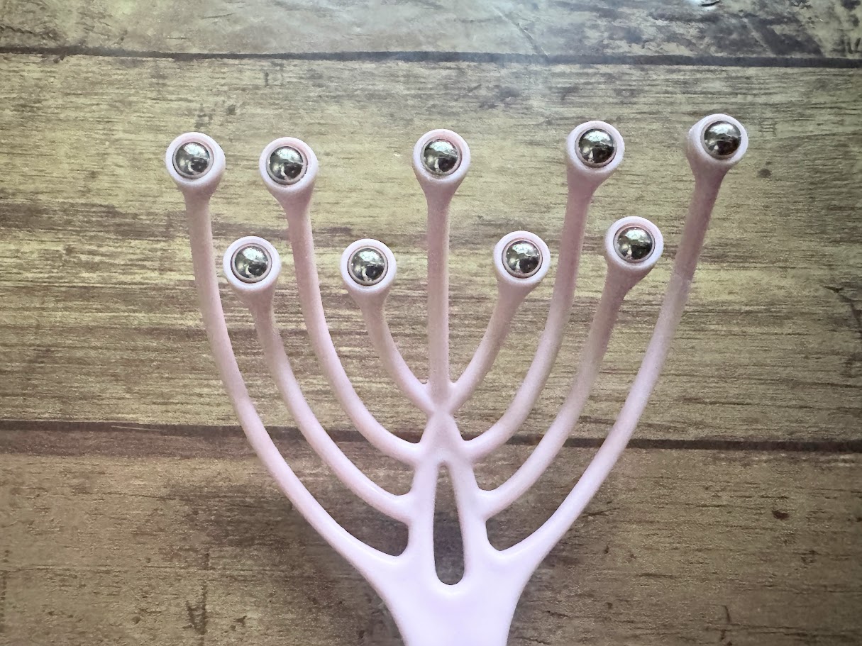 先端にメタルボールがついている