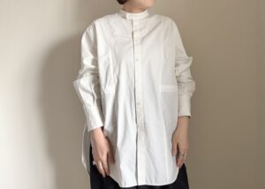 上着を脱いでも大丈夫！40代の体型を「1枚でカバーする」春の優秀トップス3選