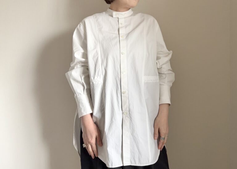 上着を脱いでも大丈夫！40代の体型を「1枚でカバーする」春の優秀トップス3選