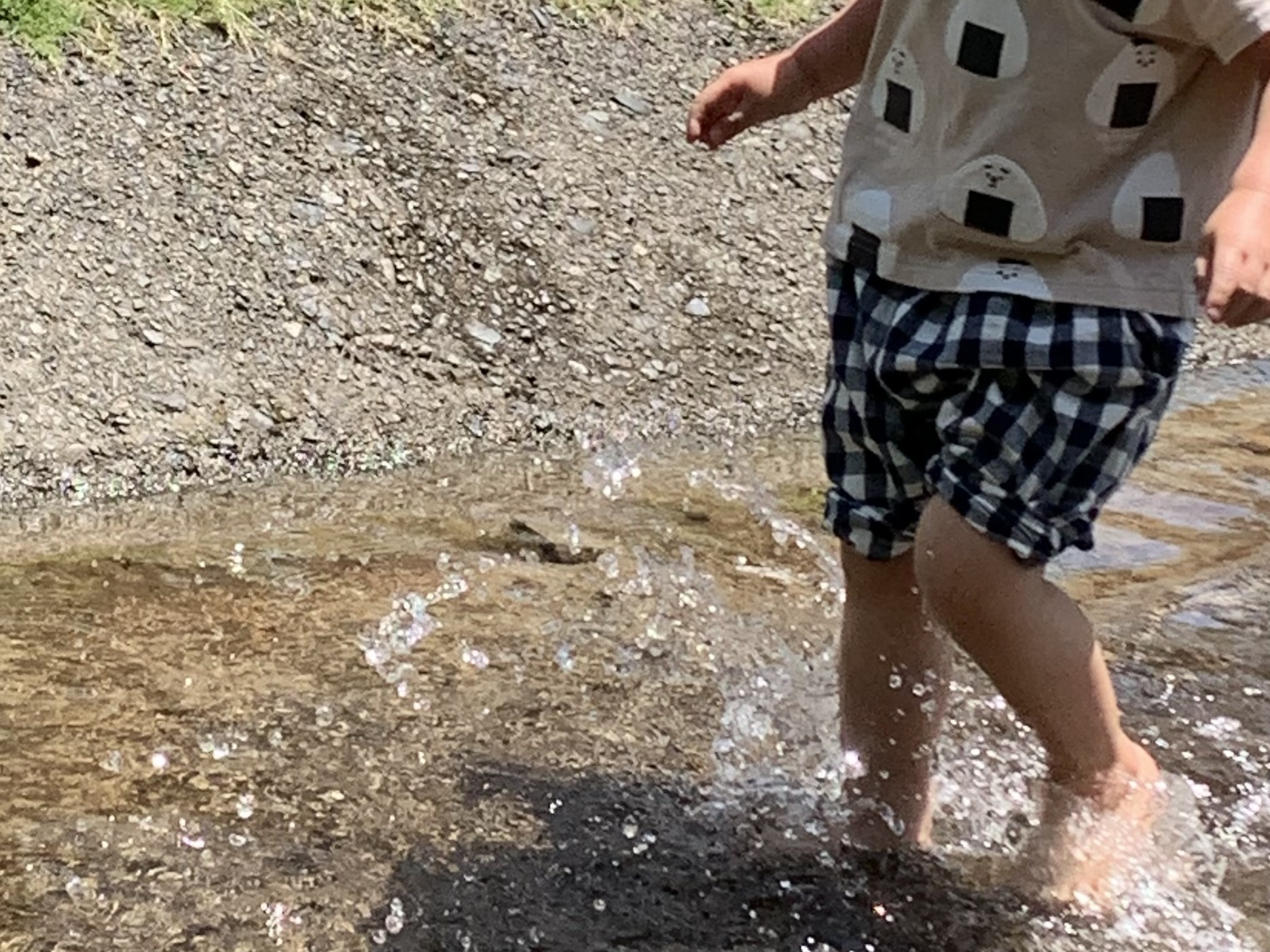 公園で水遊びしている様子