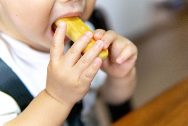 パンを食べる子ども