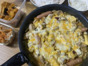 洗い物はフライパン1つだけ！忙しい日でも家族全員が楽しめる「カレーチーズダッカルビ」