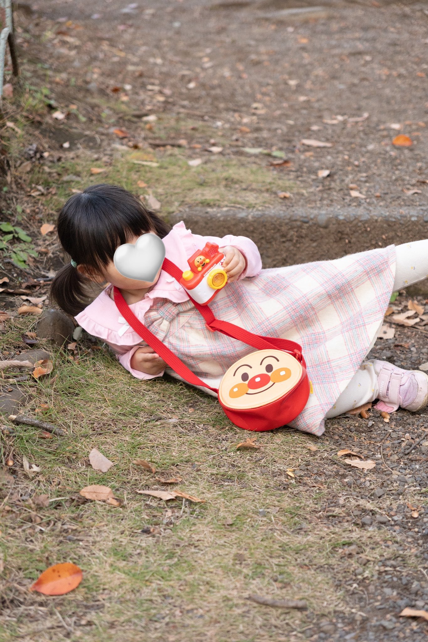 寝そべって写真を撮る娘