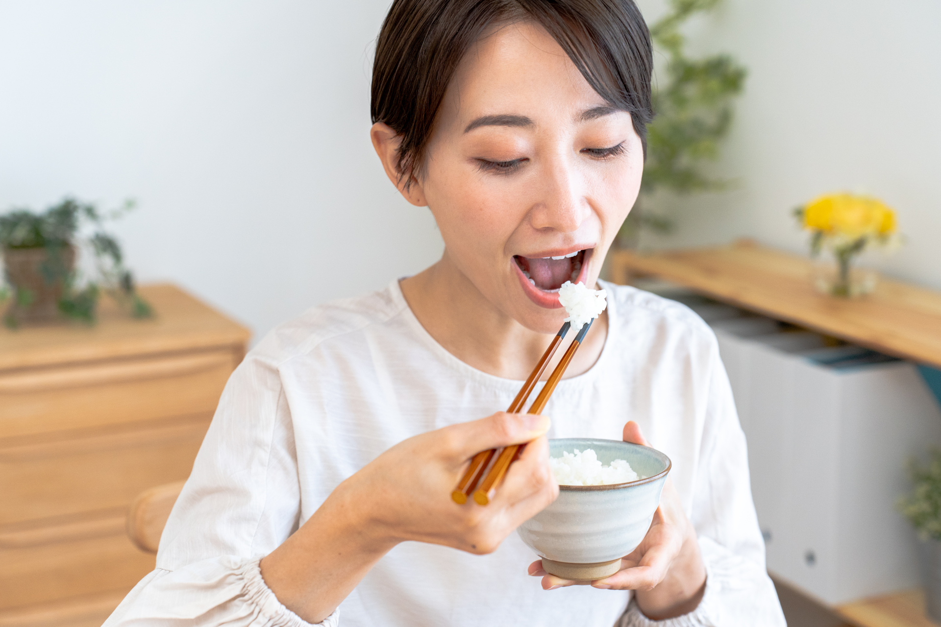 ご飯を食べる女性
