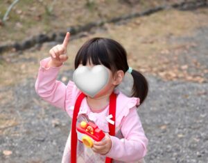 キッズカメラで写真を撮る姿がママの撮影スタイルに酷似！全力で写真を撮る姿に注目
