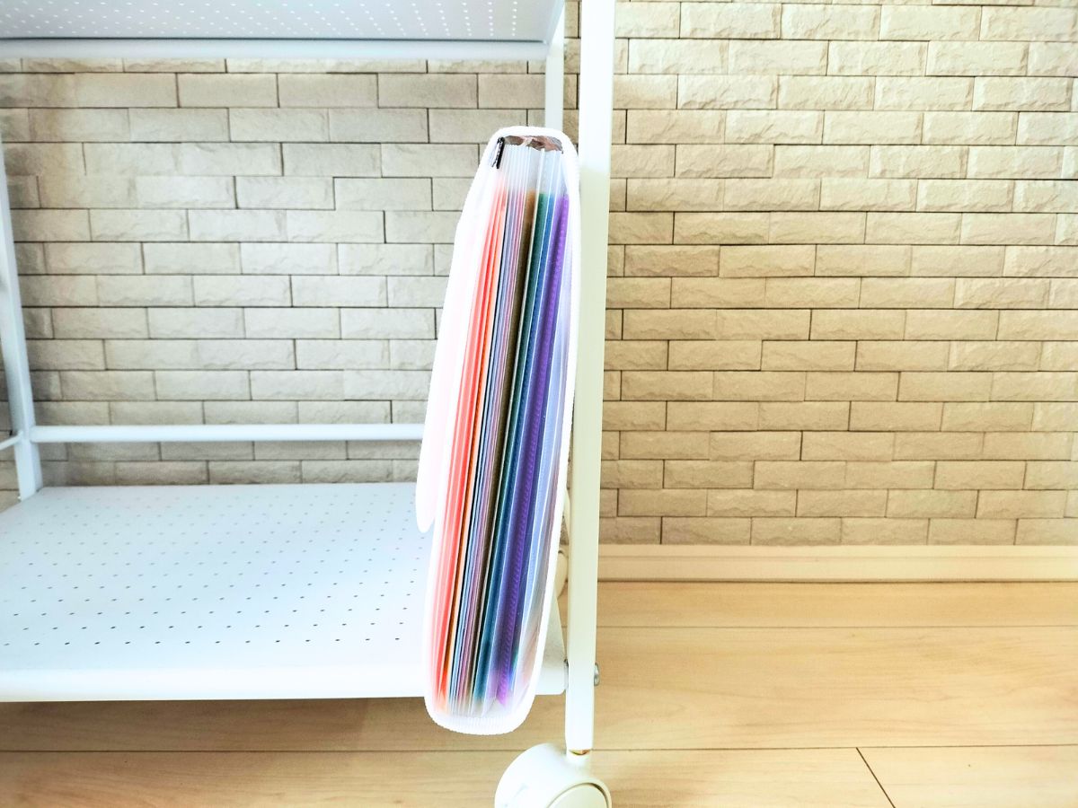 『窓付ファイルフォルダー』を立てかけたところ