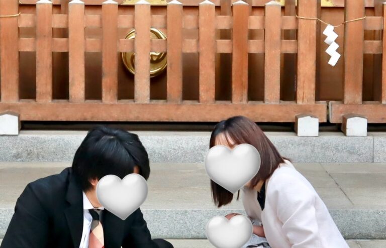 “ハードルが高すぎる”お宮参りでの家族写真!2歳児らしさ全開の姿に3.8万いいねと「これで正解」「絶対絶対宝物になる」と温かいコメント集まる