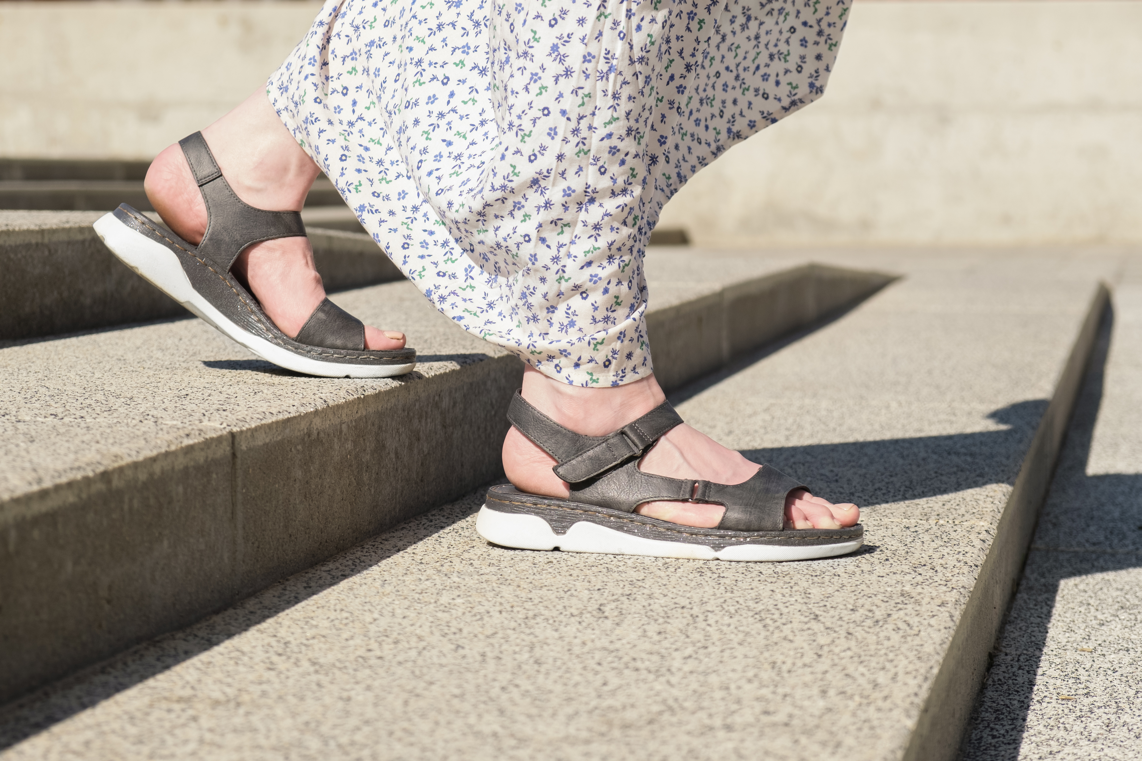 サンダルとスカート